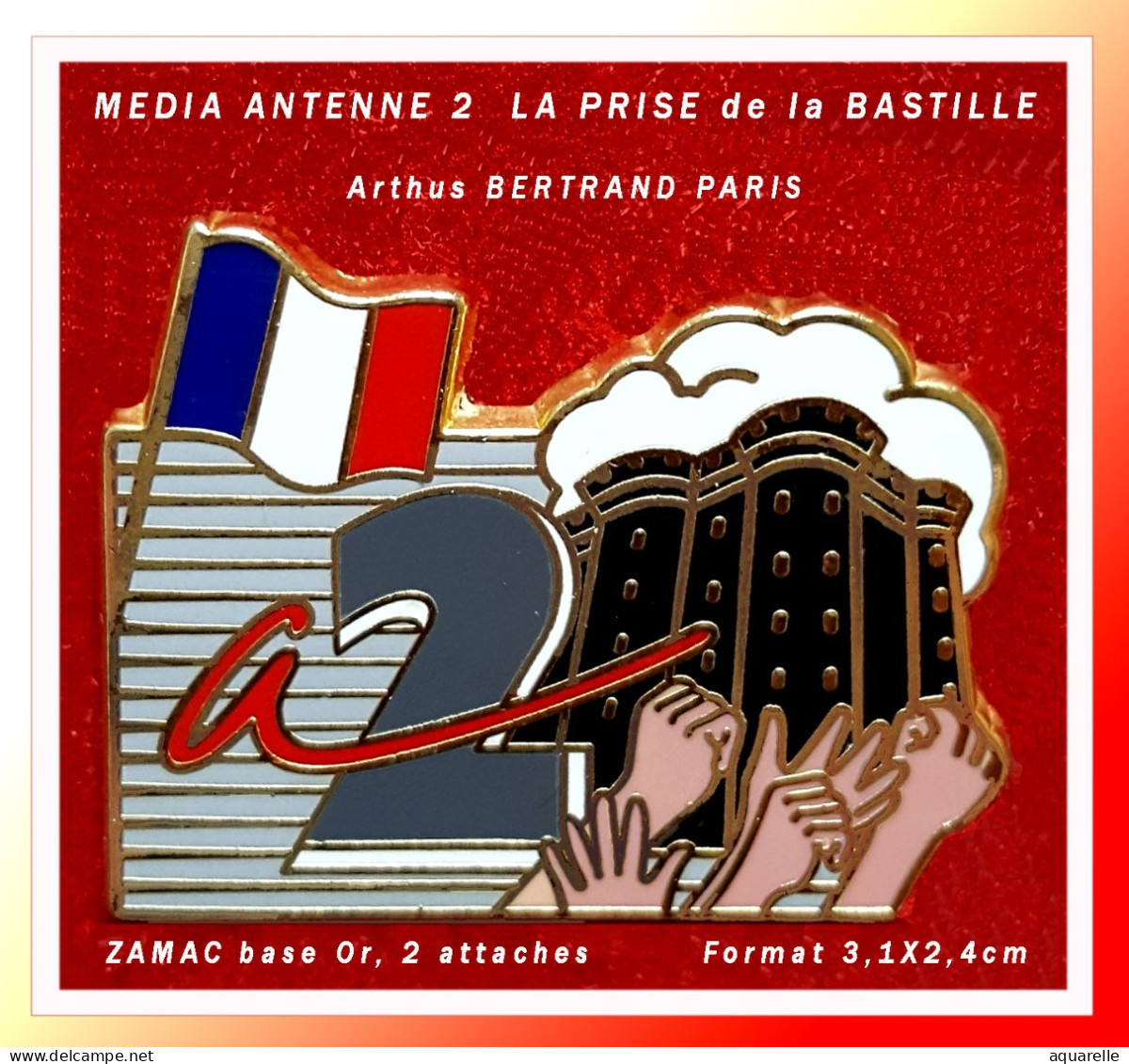 SUPER PIN'S "Antenne 2, PRISE De La BASTILLE" Signé A. BERTRAND, En ZAMAC Base Or, Format 3X2,5cm - Medios De Comunicación