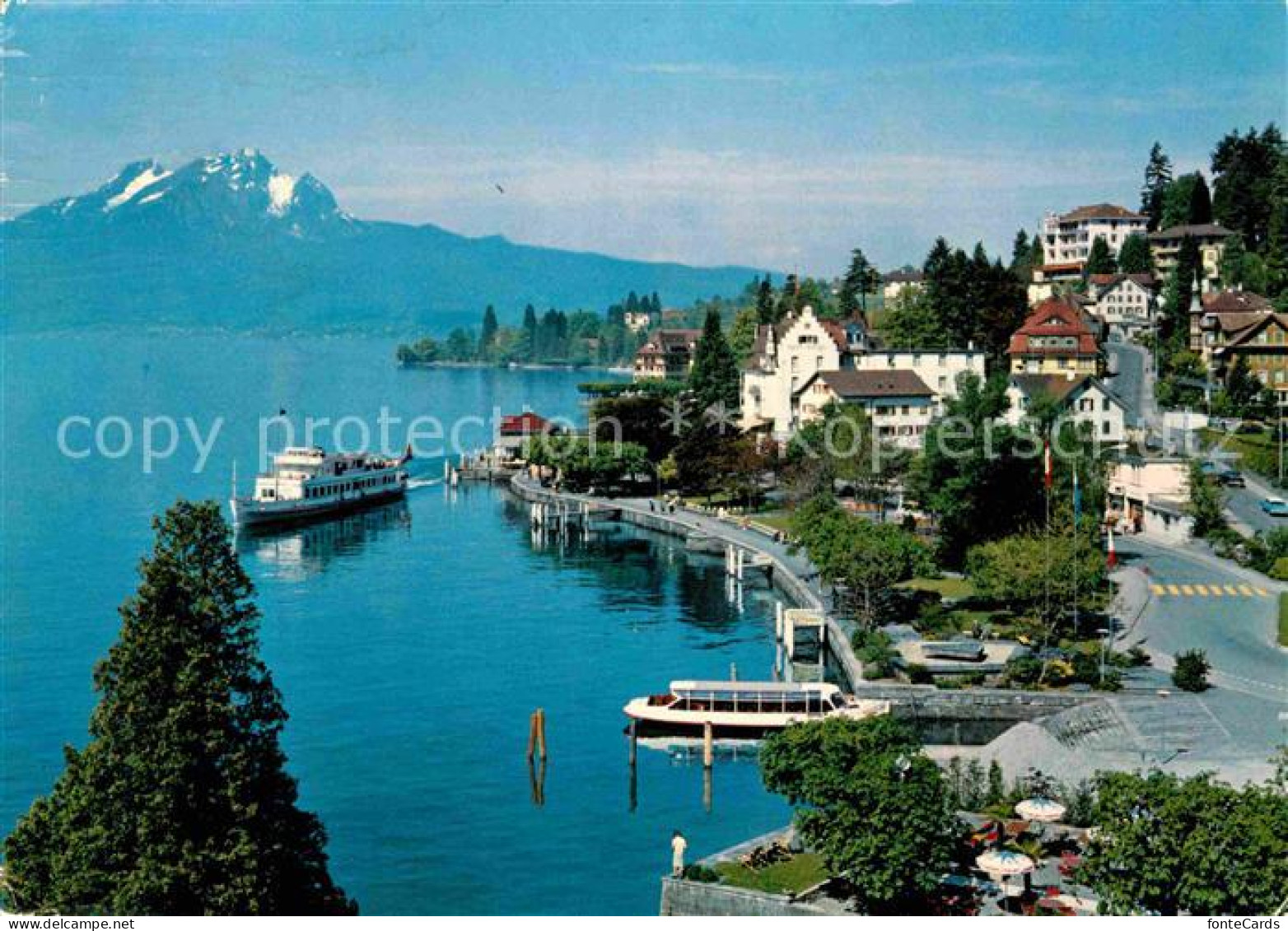 12788020 Weggis Vierwaldstaettersee Promenade Mit Pilatus Bootsanleger Faehre We - Sonstige & Ohne Zuordnung