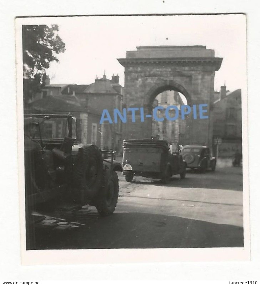 WW2 PHOTO ORIGINALE Soldat Allemand & Colonne Véhicules WH à NEVERS 58 NIEVRE - 1939-45