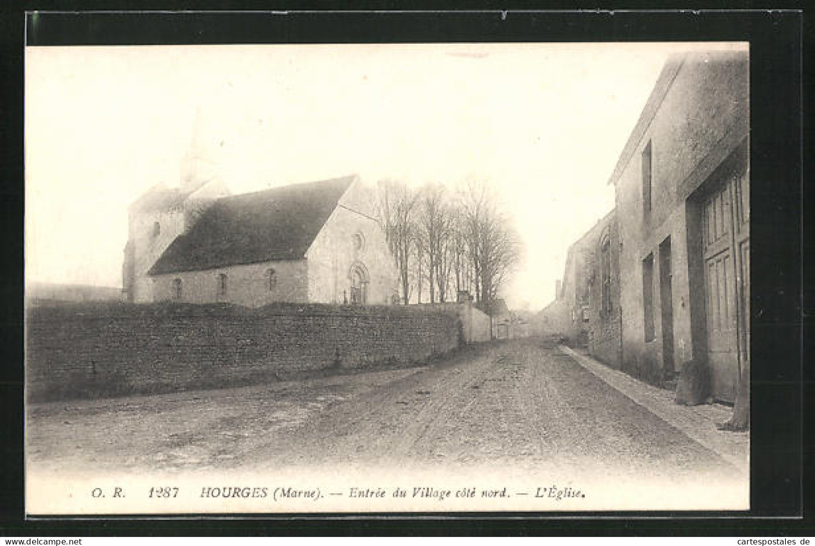 CPA Hourges, Entree Du Village Cote Nord, L'Eglise  - Otros & Sin Clasificación