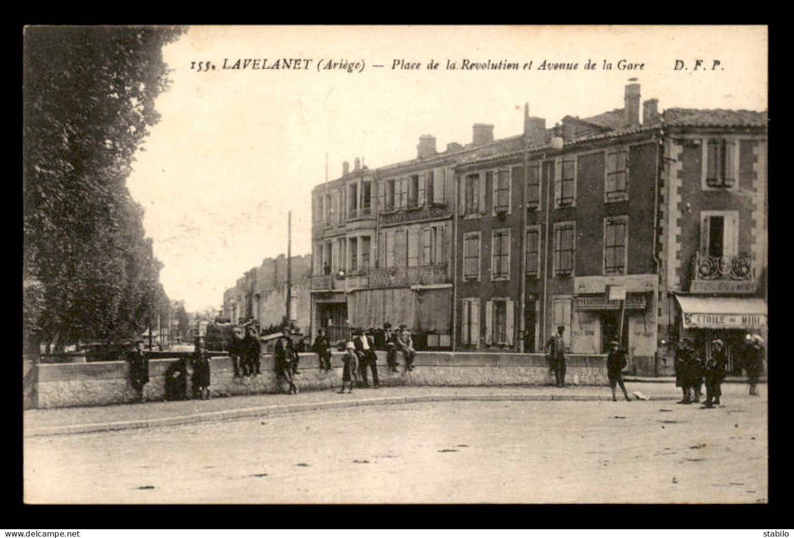 09 - LAVELANET - PLACE DE LA REVOLUTION ET AVENUE DE LA GARE - MAGASIN ETOILE DU MIDI - Lavelanet