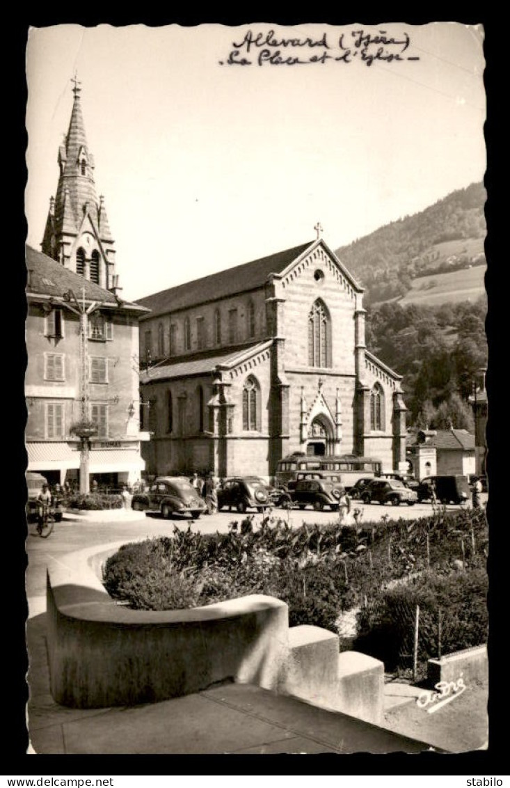 38 - ALLEVARD-LES-BAINS - LA PLACE ET L'EGLISE - AUTOMOBILES - Allevard