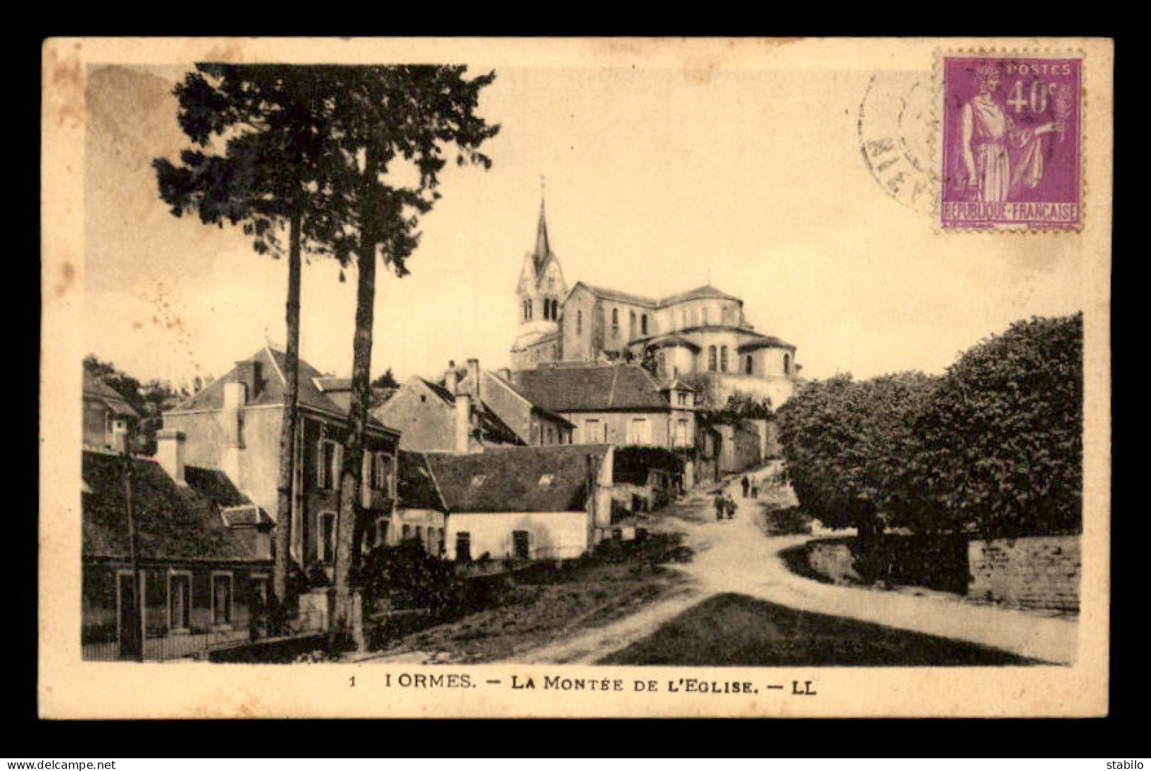 58 - LORMES - LA MONTEE DE L'EGLISE - Lormes