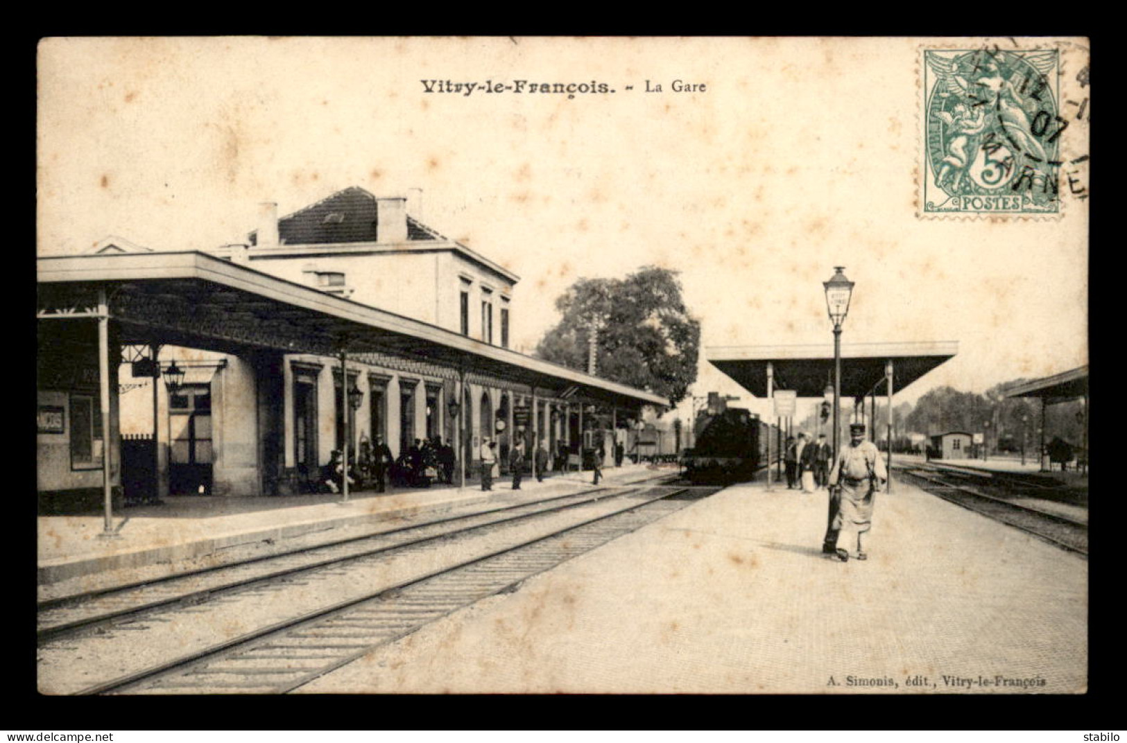 51 - VITRY-LE-FRANCOIS - TRAIN EN GARE DE CHEMIN DE FER - Vitry-le-François