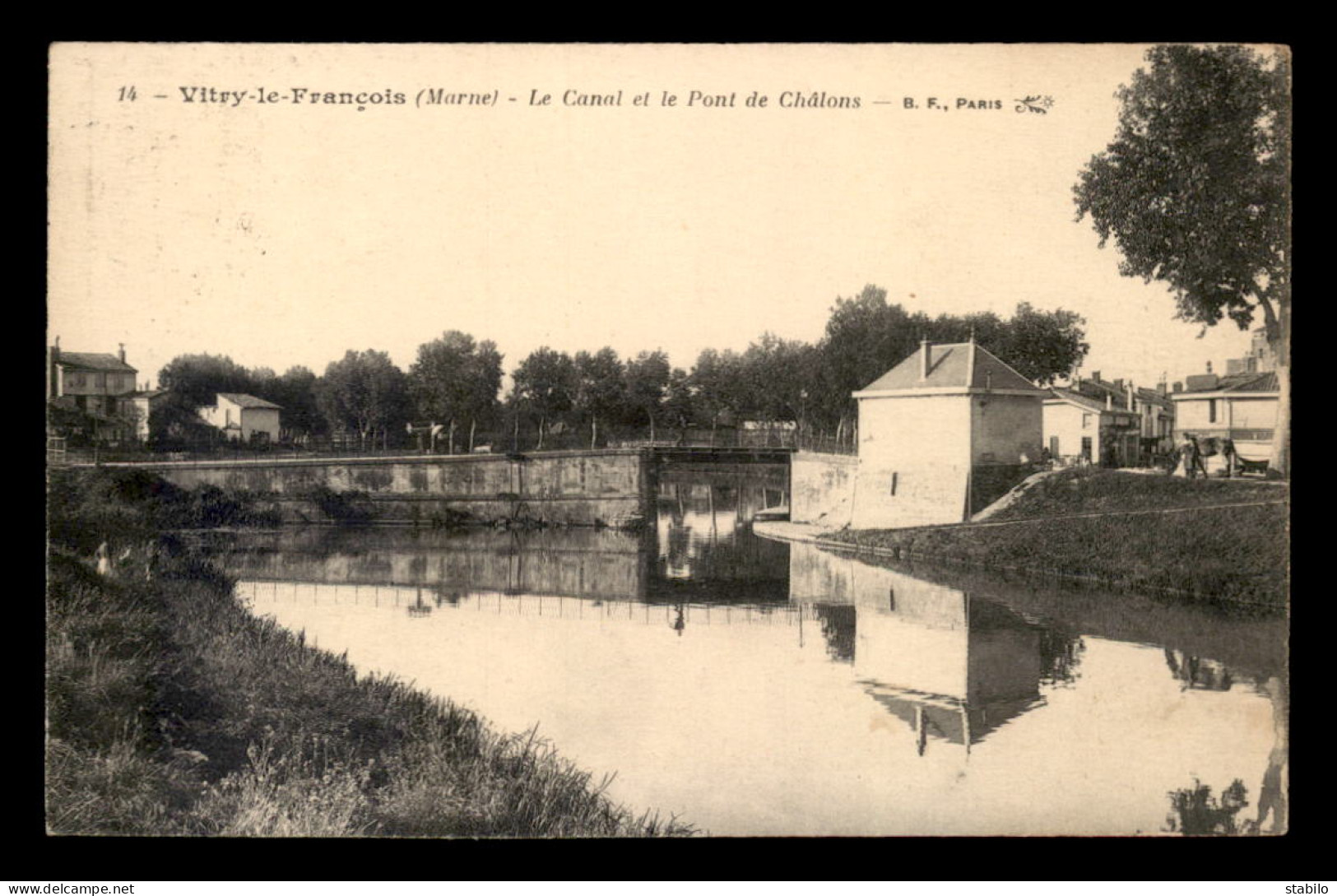 51 - VITRY-LE-FRANCOIS - LE CANAL ET LE PONT DE CHALONS - PENICHE - Vitry-le-François