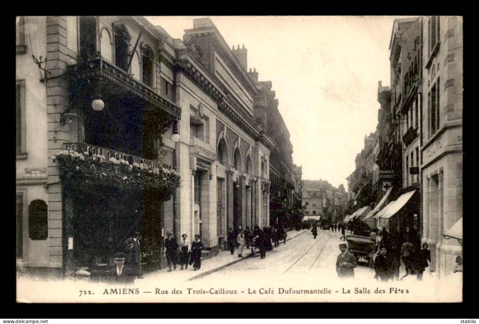 80 - AMIENS - RUE DES TROIS CAILLOUX - LE CAFE DUFOURMANTELLE - LA SALLE DES FETES - Amiens