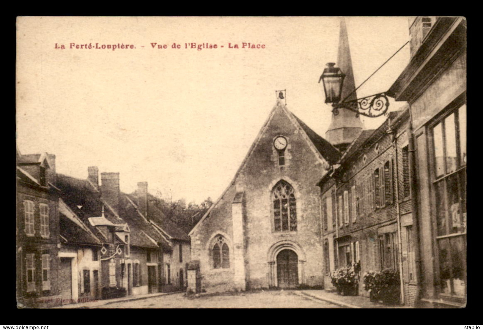 89 - LA FERTE-LOUPIERE - LA PLACE ET L'EGLISE - Autres & Non Classés