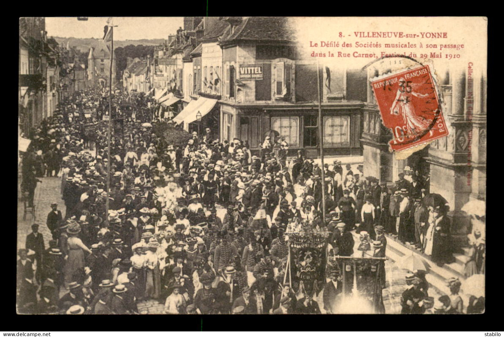 89 - VILLENEUVE-SUR-YONNE - FESTIVAL DU 29 MAI 1910 - LE DEFILE DES SOCIETES MUSICALES RUE CARNOT  - Villeneuve-sur-Yonne