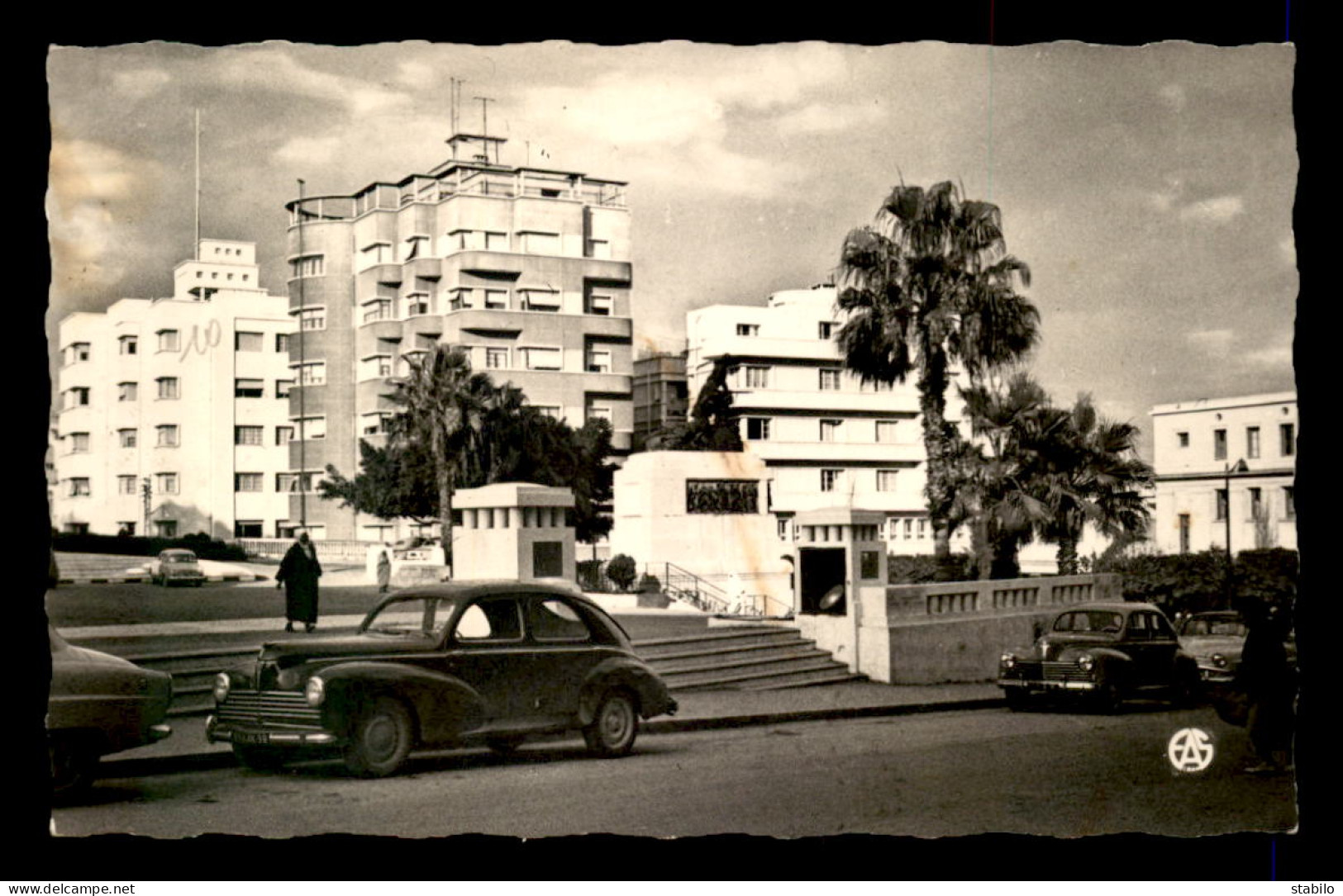 ALGERIE - MOSTAGANEM - LA PLACE DE L'HOTEL DE VILLE ET LE MONUMENT AUX MORTS - Mostaganem