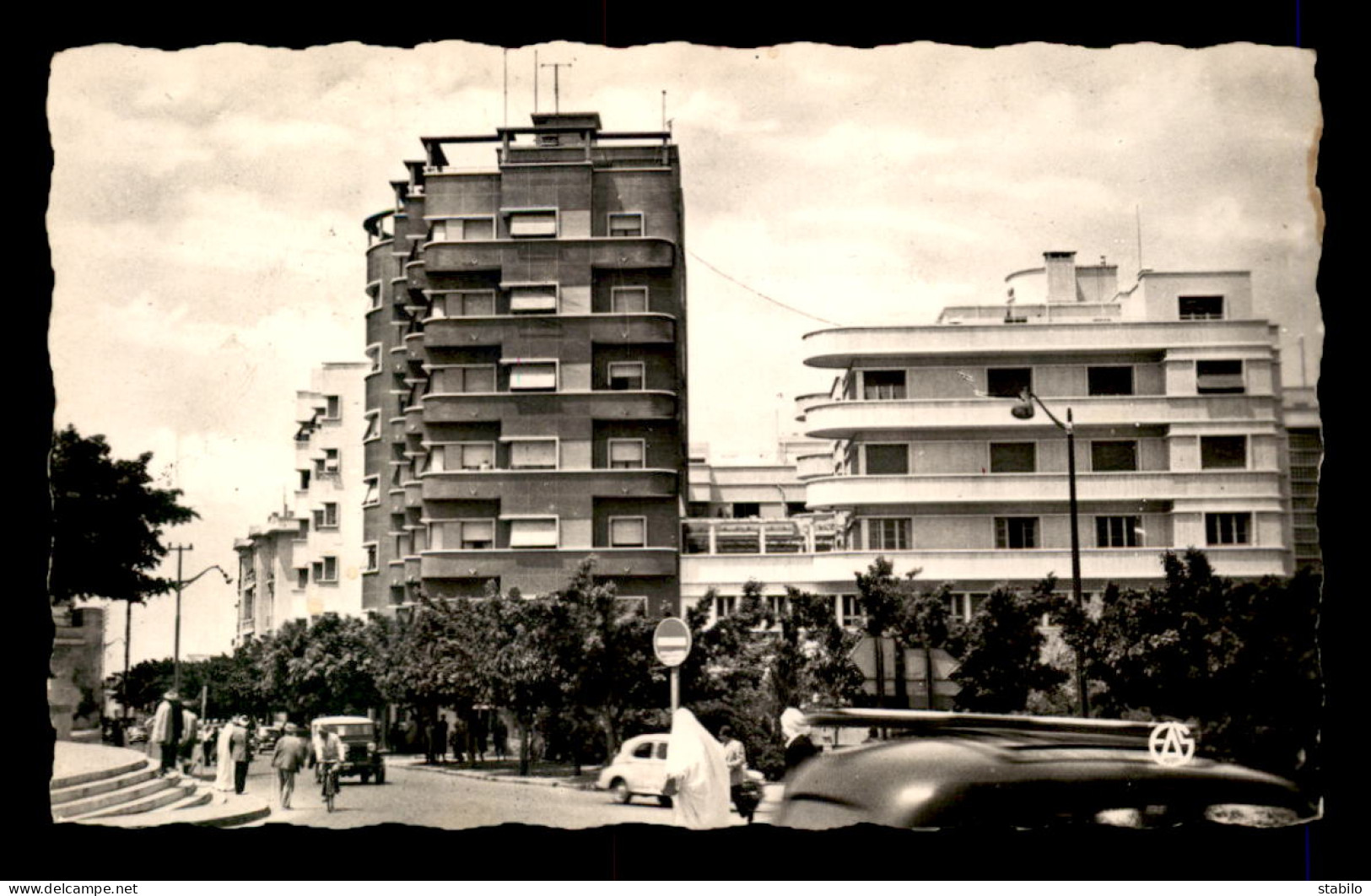 ALGERIE - MOSTAGANEM - L'AVENUE GUSTAVE JOBERT ET L'IMMEUBLE DES PONTS ET CHAUSSEES - Mostaganem