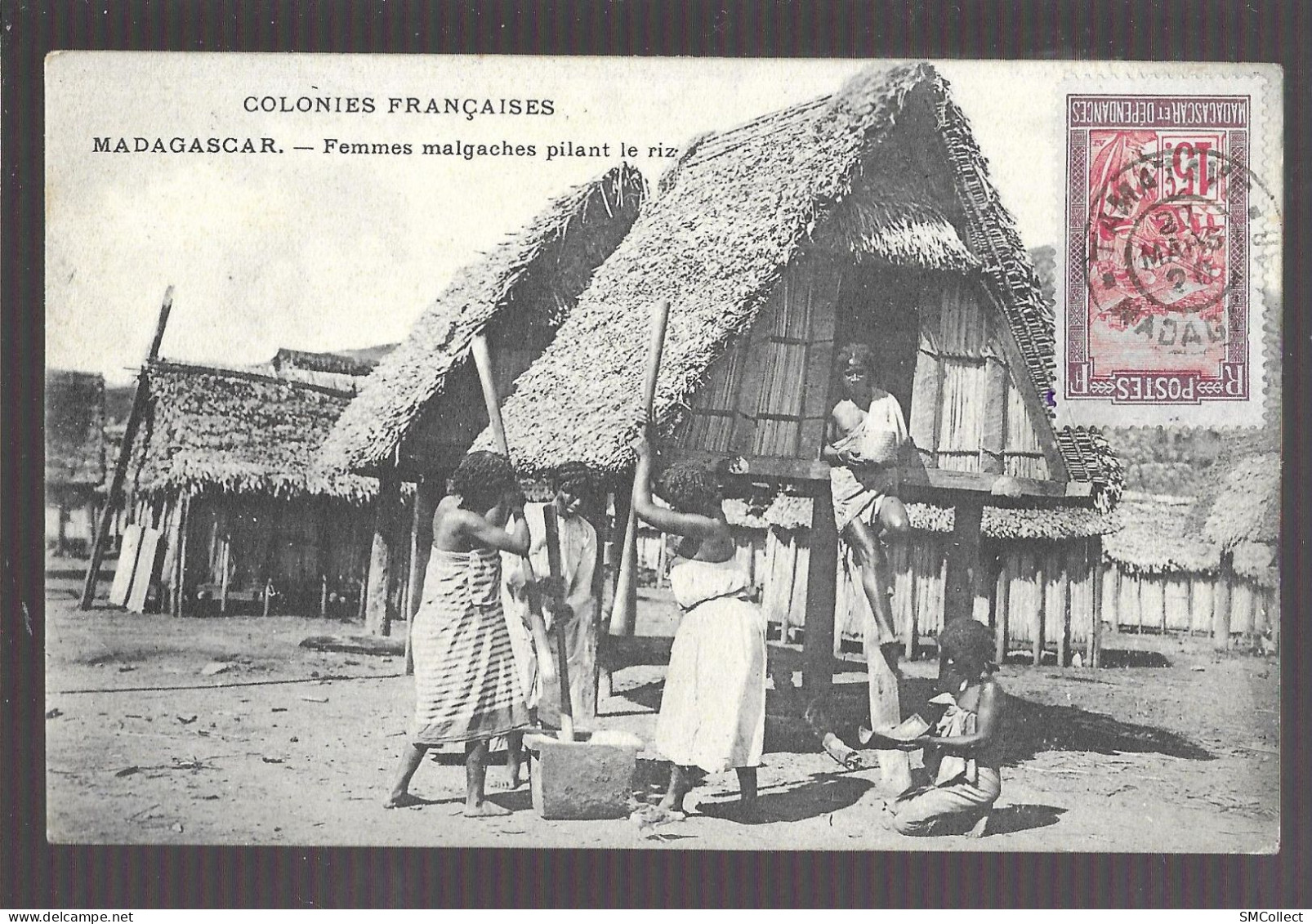 Madagascar, Femmes Malgaches Pilant Le Riz (A17p23) - Madagaskar