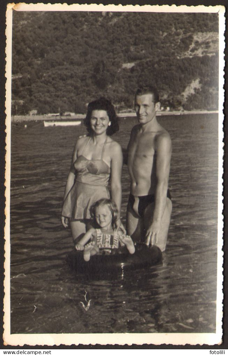 Trunks Bulge Muscular Man Guy And Bikini Woman  Girls   On Beach Old Photo 9x12cm #41145 - Personnes Anonymes