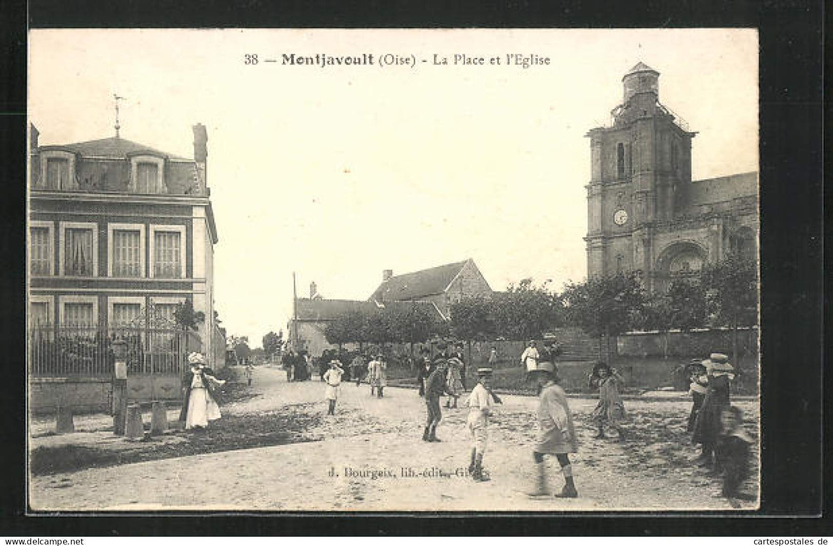 CPA Montjavoult, La Place Et L'Eglise  - Montjavoult