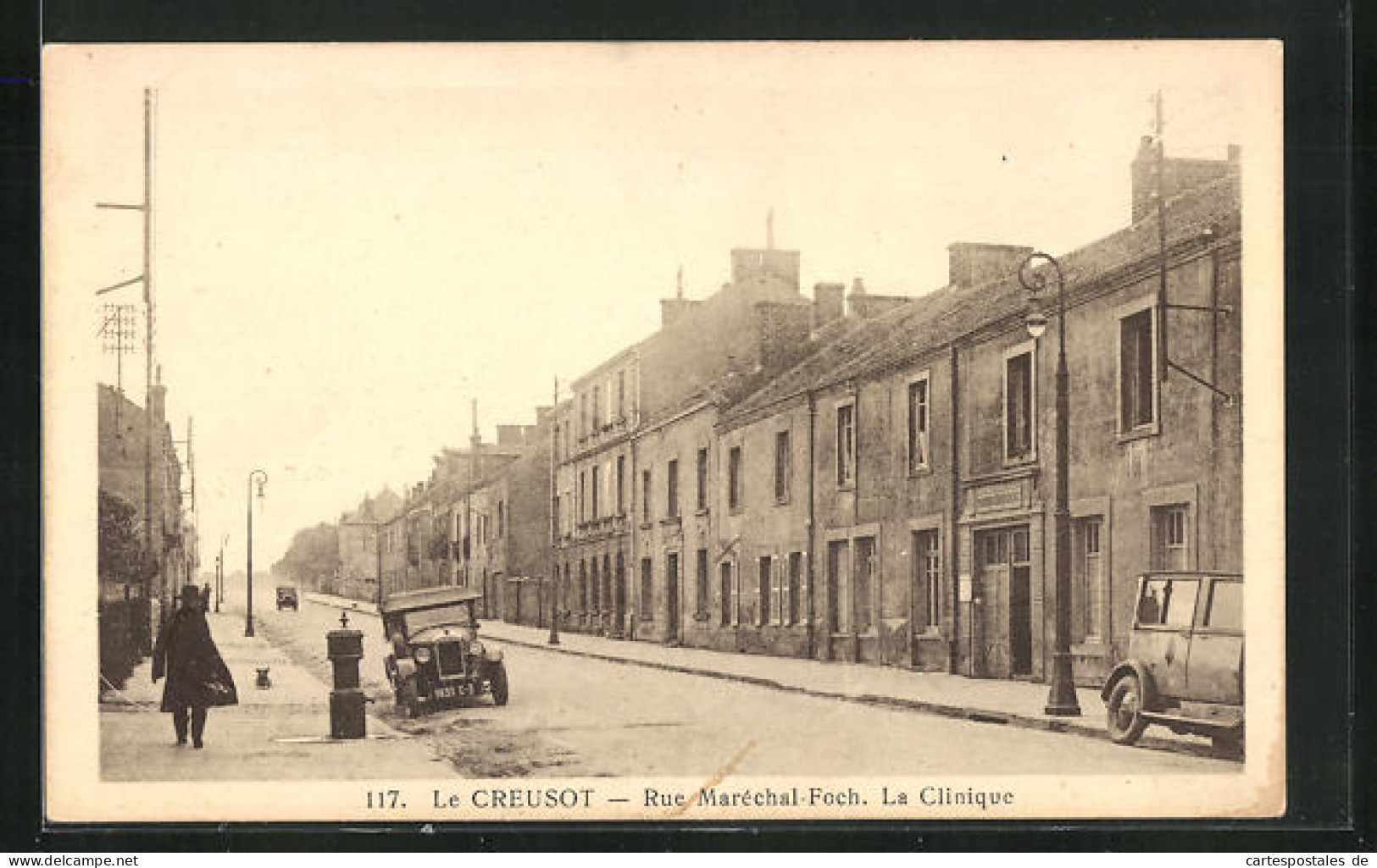 CPA Le Creusot, Rue Maréchal Foch, La Clinique  - Le Creusot