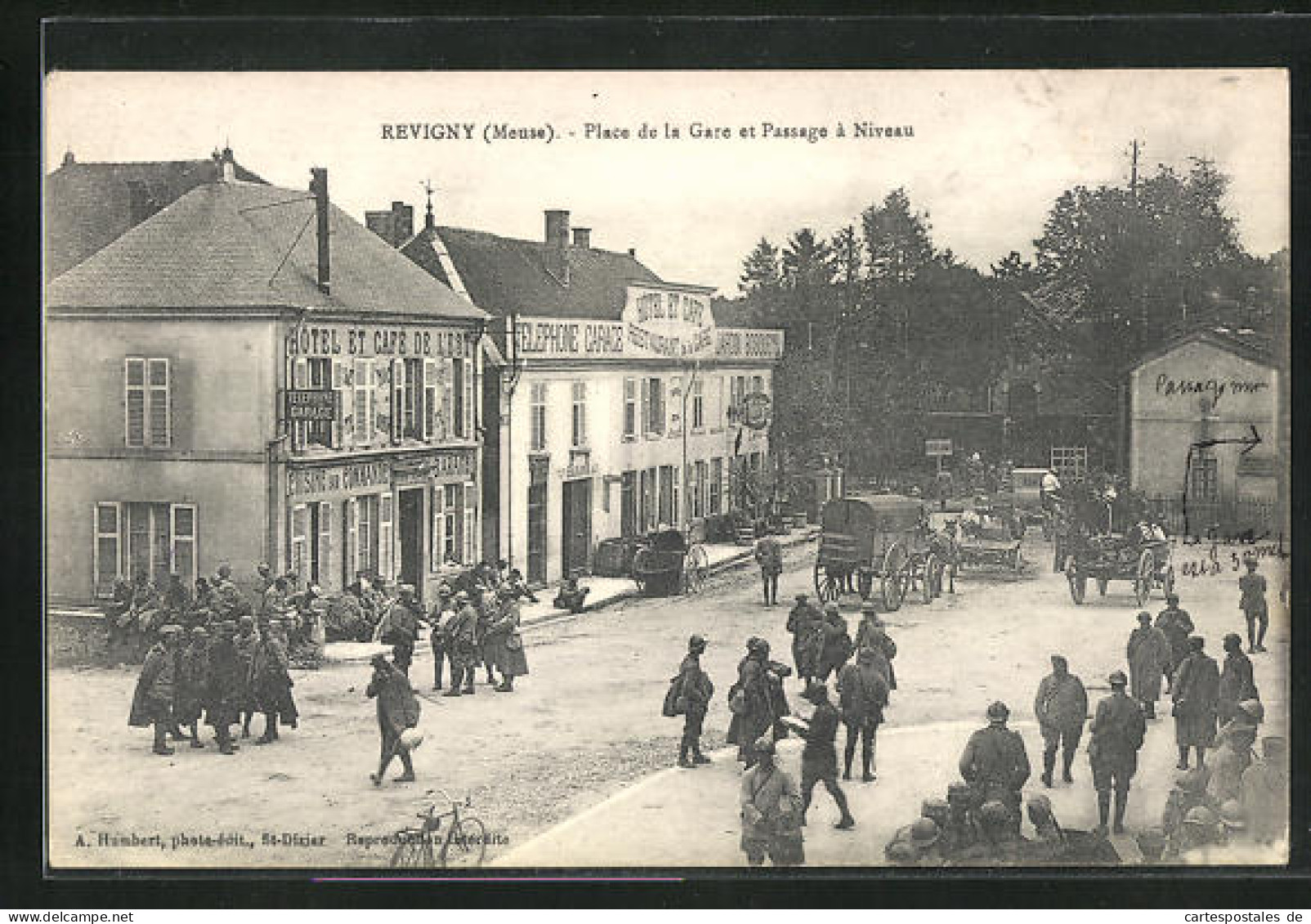 CPA Revigny, Place De La Gare Et Passage A Niveau  - Autres & Non Classés