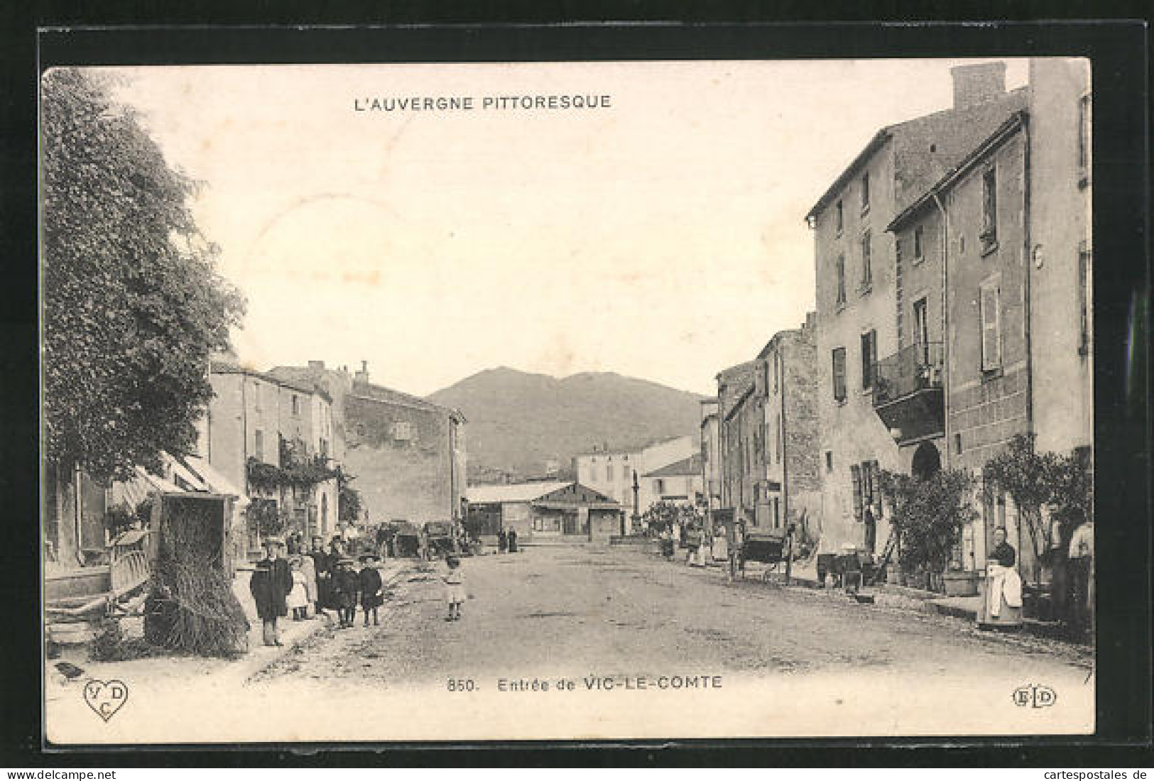 CPA Vic-le-Comte, Entree Du Village  - Vic Le Comte