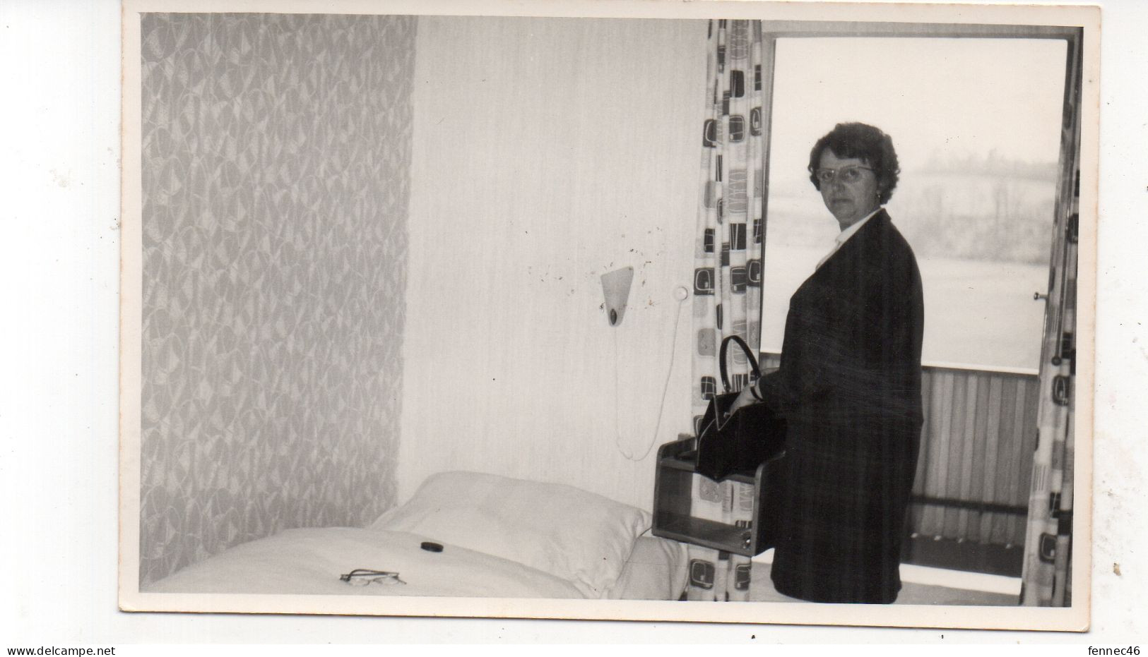 PHOTO-CARTE - Chambre D'Hôtel Ou D'Hôpital : Personne à Identifier (K165) - Photographie