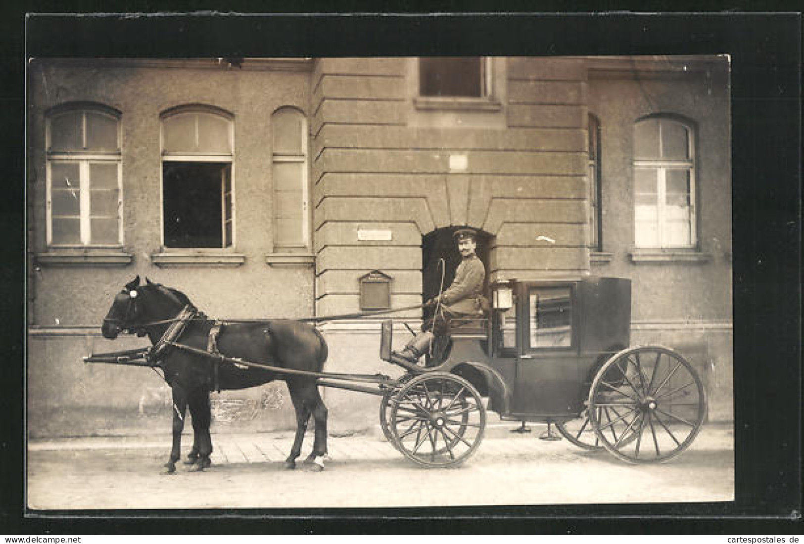 AK Pferdekutsche Auf Der Strasse Vor Einem Gebäude  - Pferde