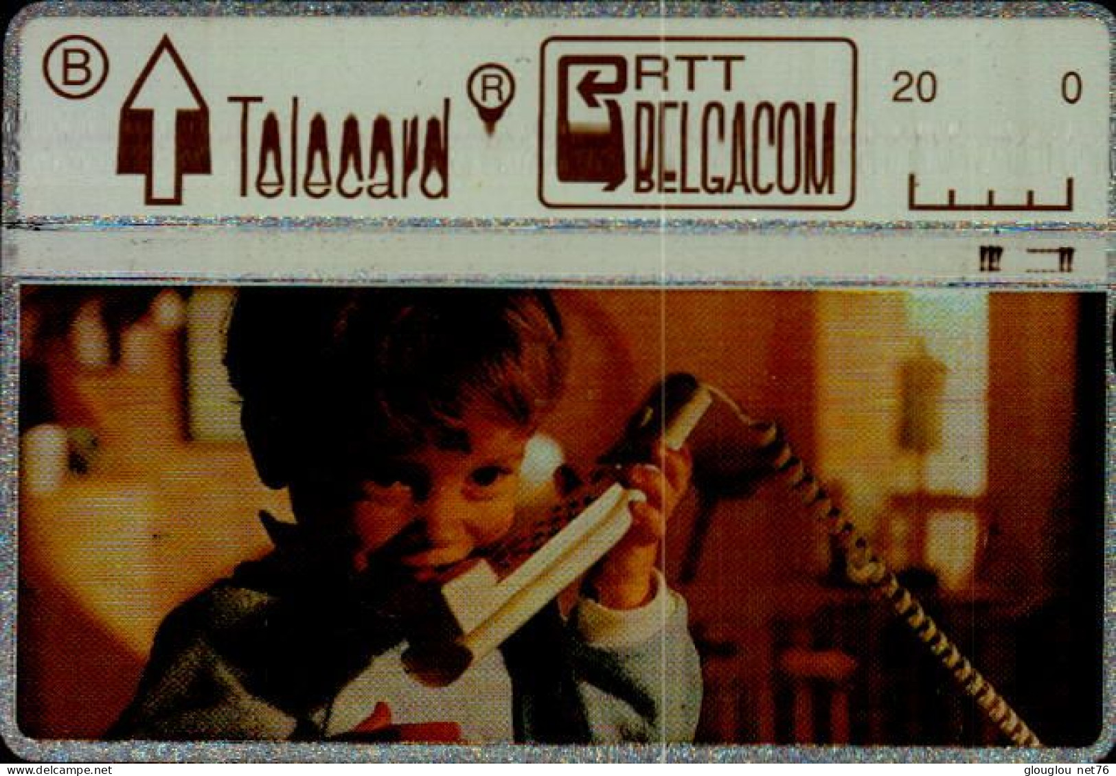 TELECARTE ETRANGERE...ENFANT AVEC TELEPHONE - Telephones