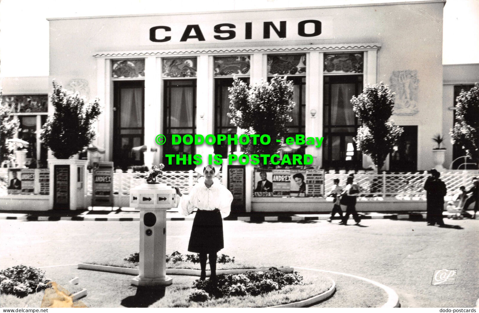 R534290 Les Sables. D Olonne. Jeune Sablaise Devant Le Casino. C. A. P. RP - Monde