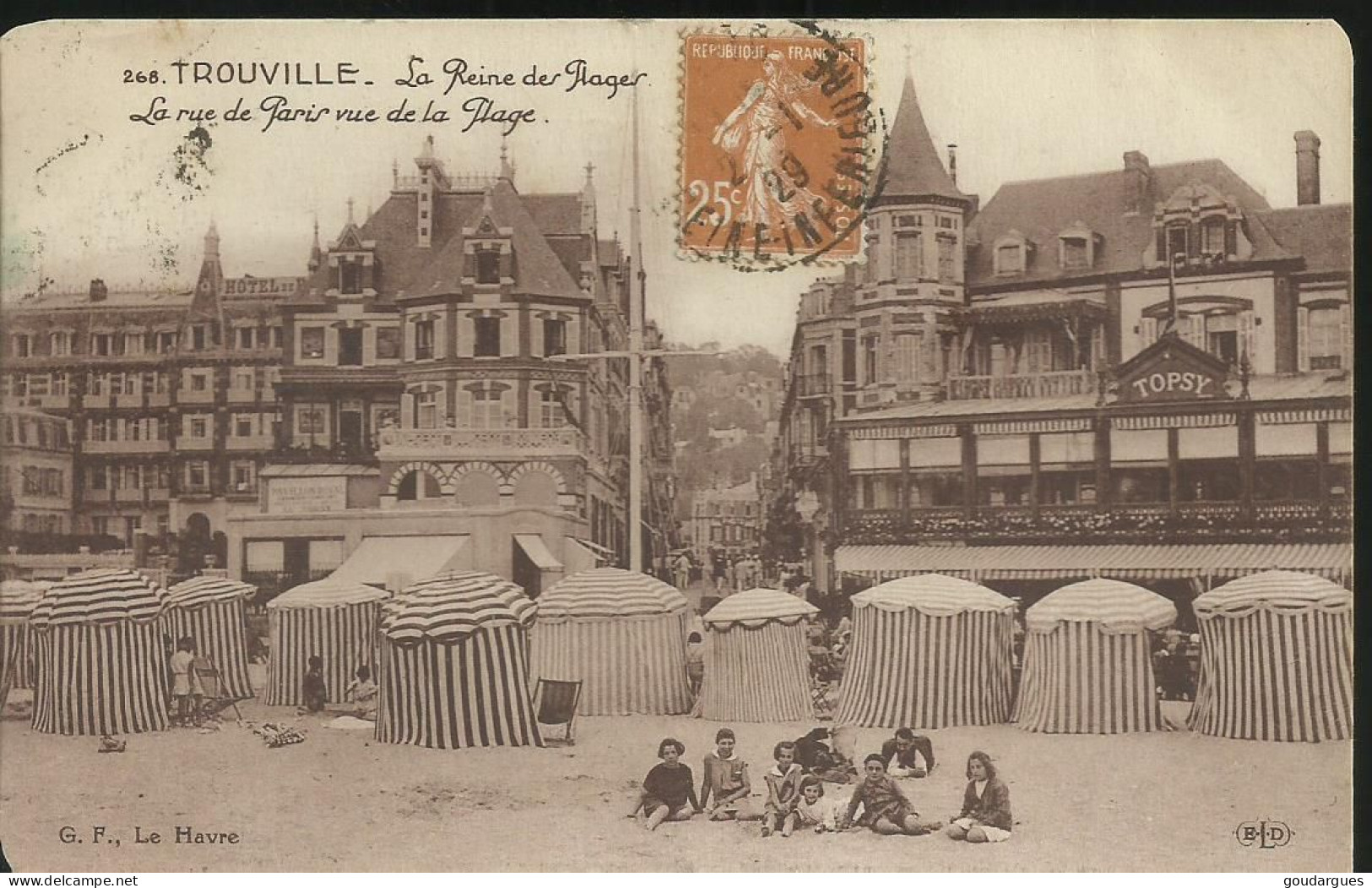 Touville - La Reine Des Plages - La Rue De Paris Vue De La Plage - (P) - Trouville