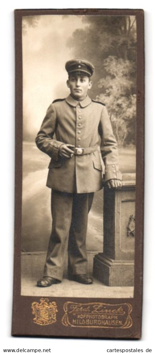 Fotografie Ferd. Zinck, Hildburghausen, Junger Soldat Mit Zigarre In Uniform  - Personnes Anonymes