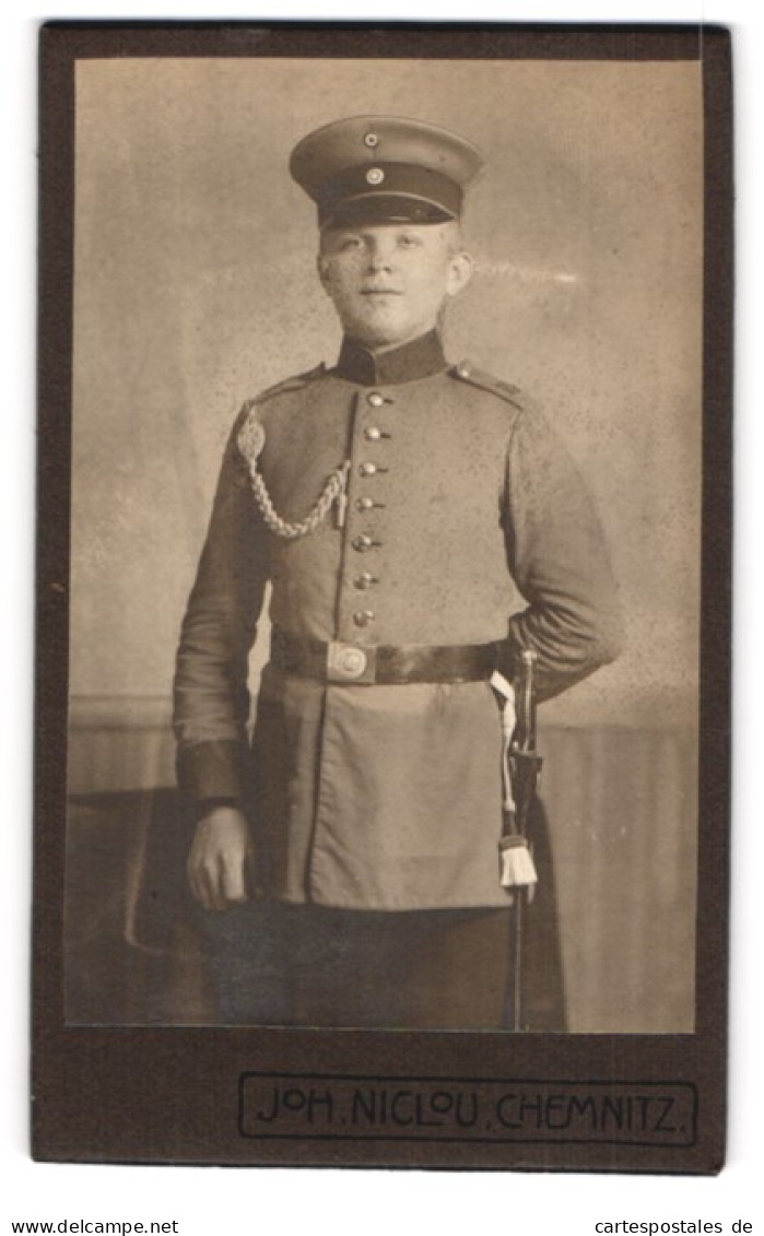 Fotografie Joh. Niclou, Chemnitz, Carolastrasse 6, Soldat Mit Schützenschnur, Portepee Am Bajonett In Uniform  - Anonyme Personen