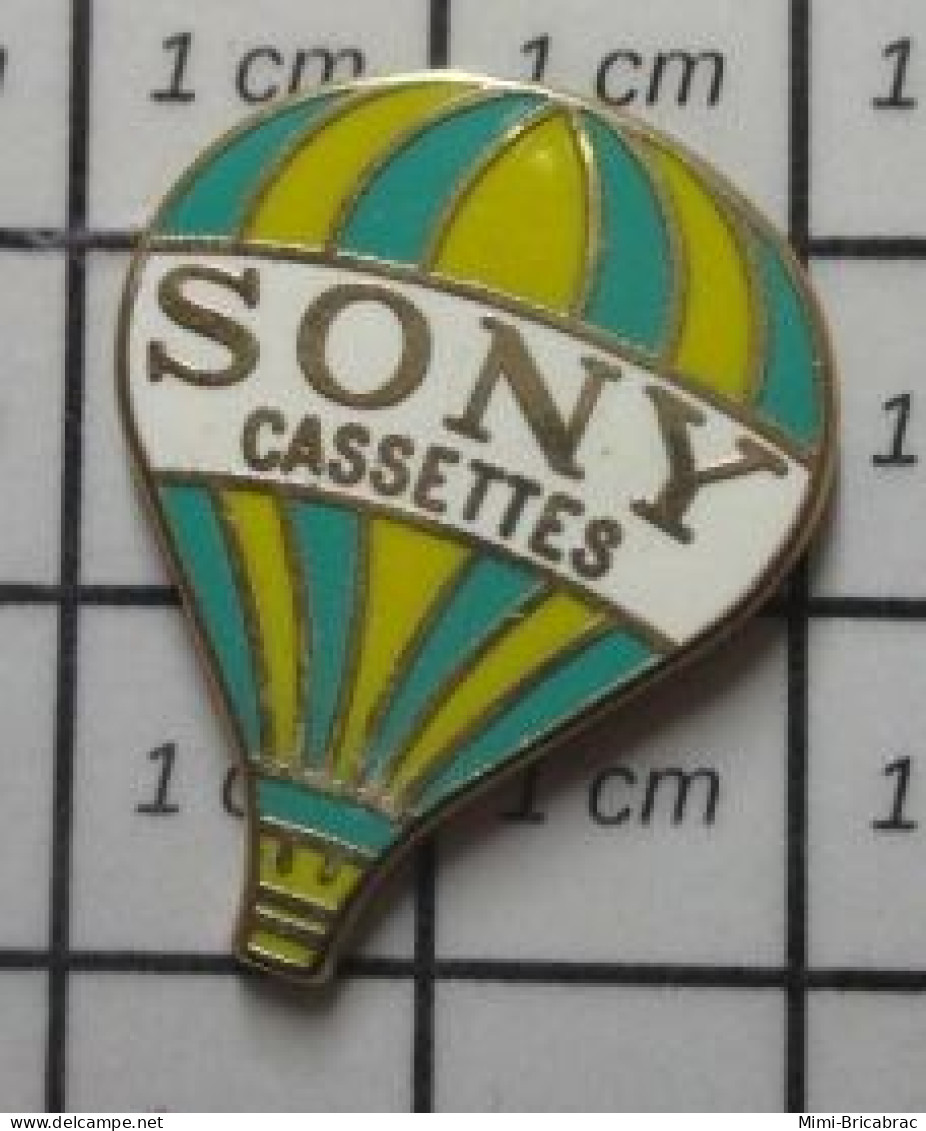 1618c Pin's Pins / Beau Et Rare / MONTGOLFIERES / SONY CASSETTES MONTGOLFIERE BALLON LIBRE - Airships