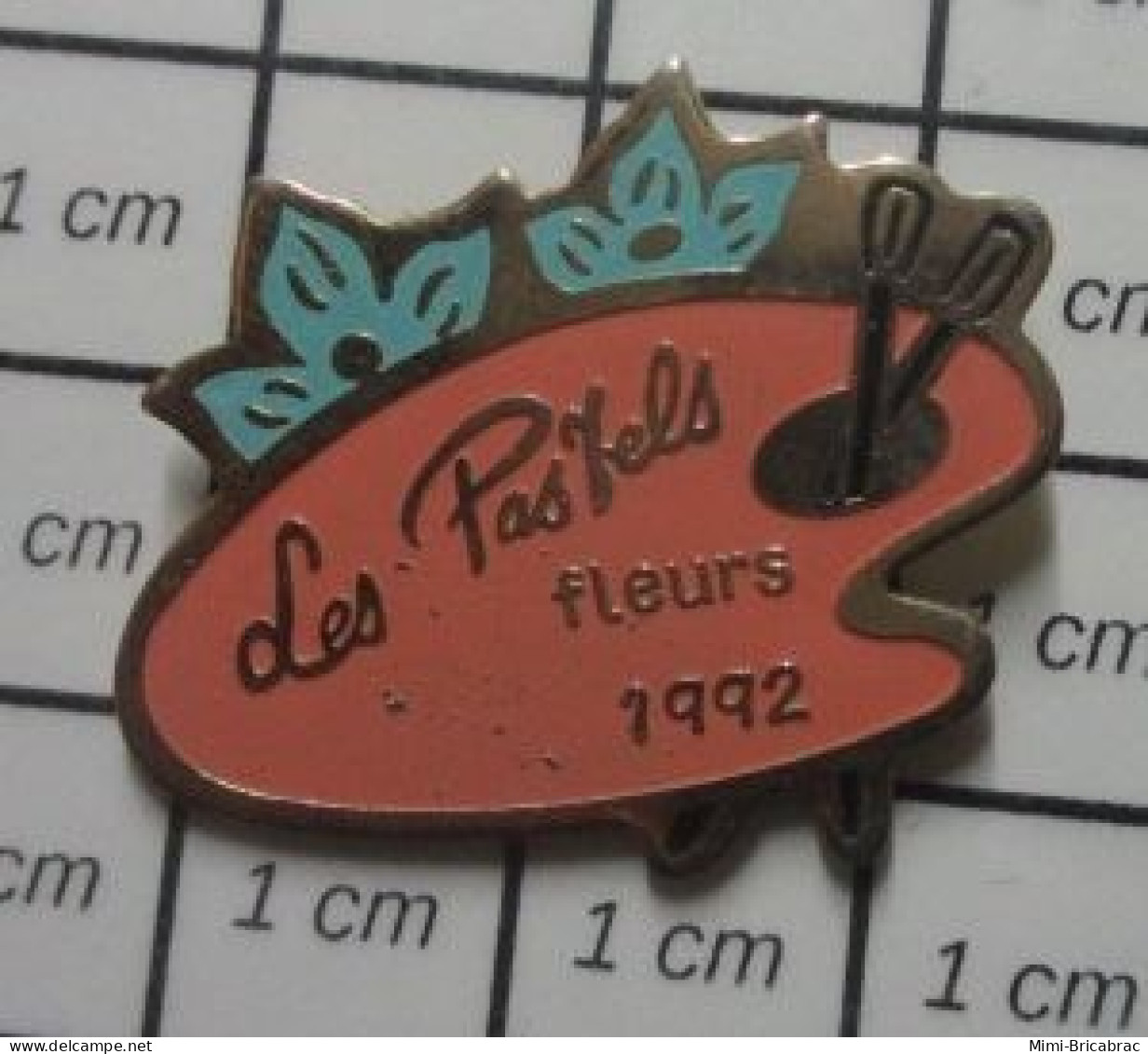 1618c Pin's Pins / Beau Et Rare / MARQUES / FLEURISTE LES PASTELS PALETTE PINCEAUX PEINTURE - Trademarks