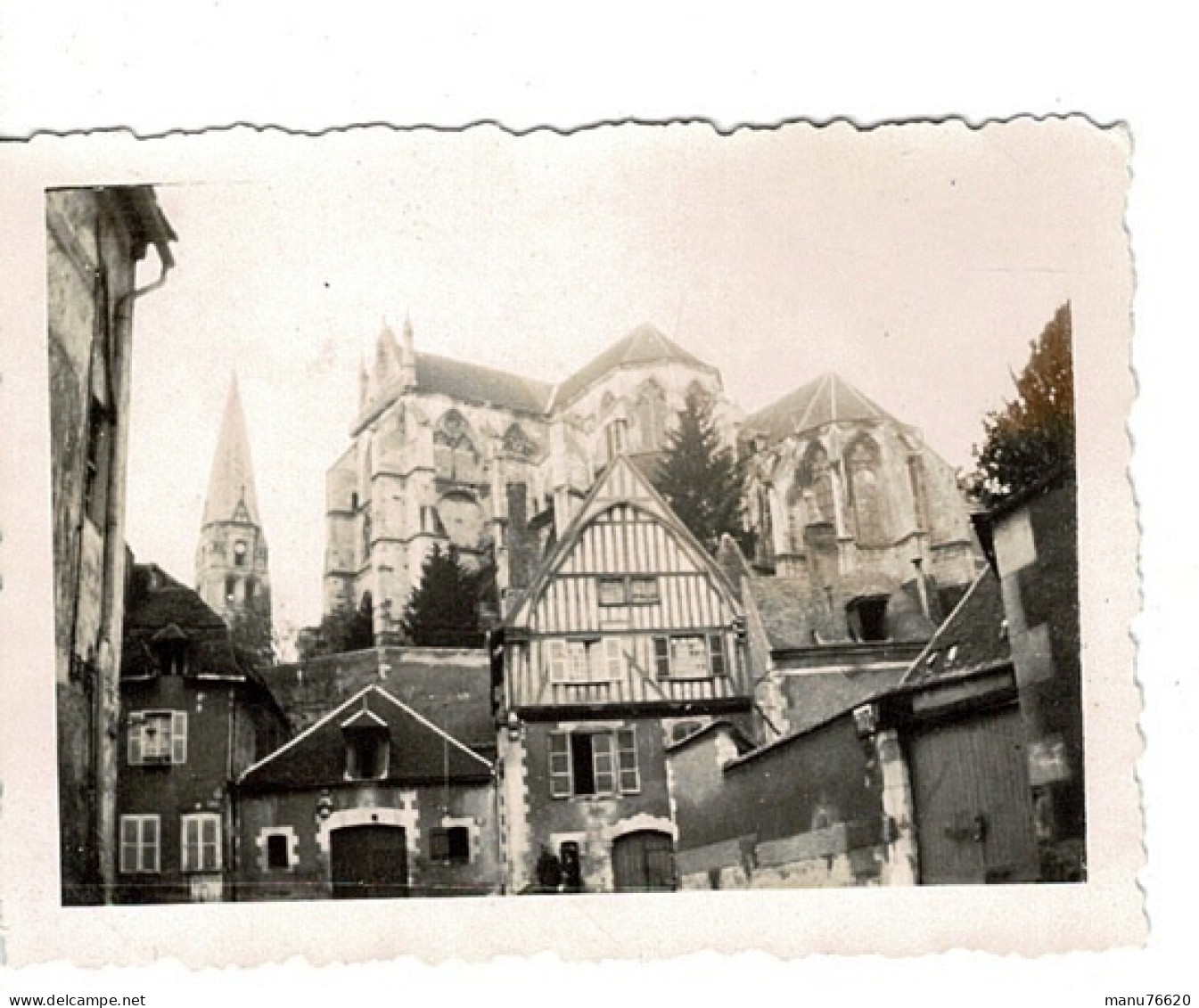 Ref 1 - Photo : Vieille Maison Et Cathédrale à Auxerre  - France . - Europa