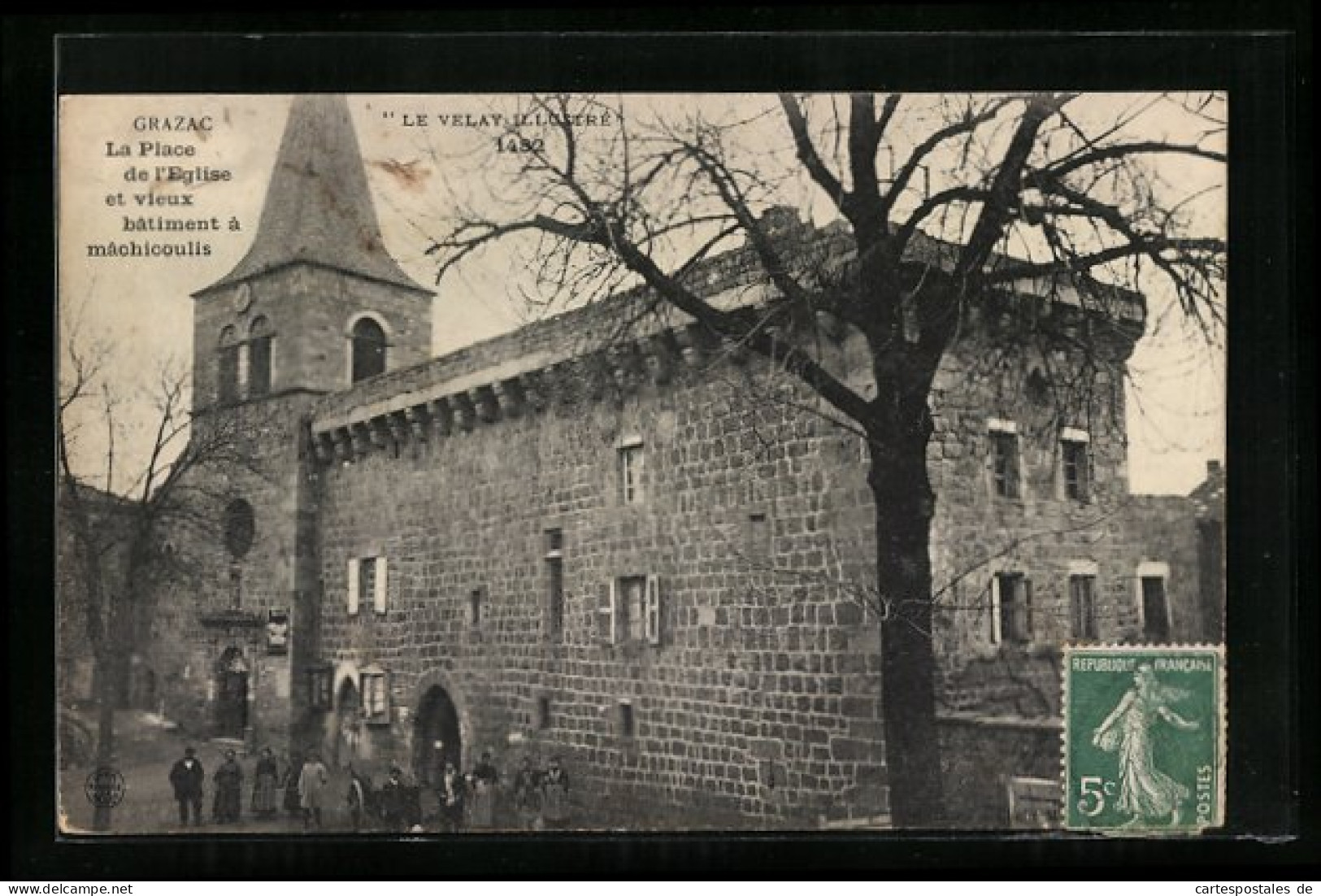 CPA Grazac, La Place De L`Eglise Et Vieux Batiment à Machicoulis  - Altri & Non Classificati