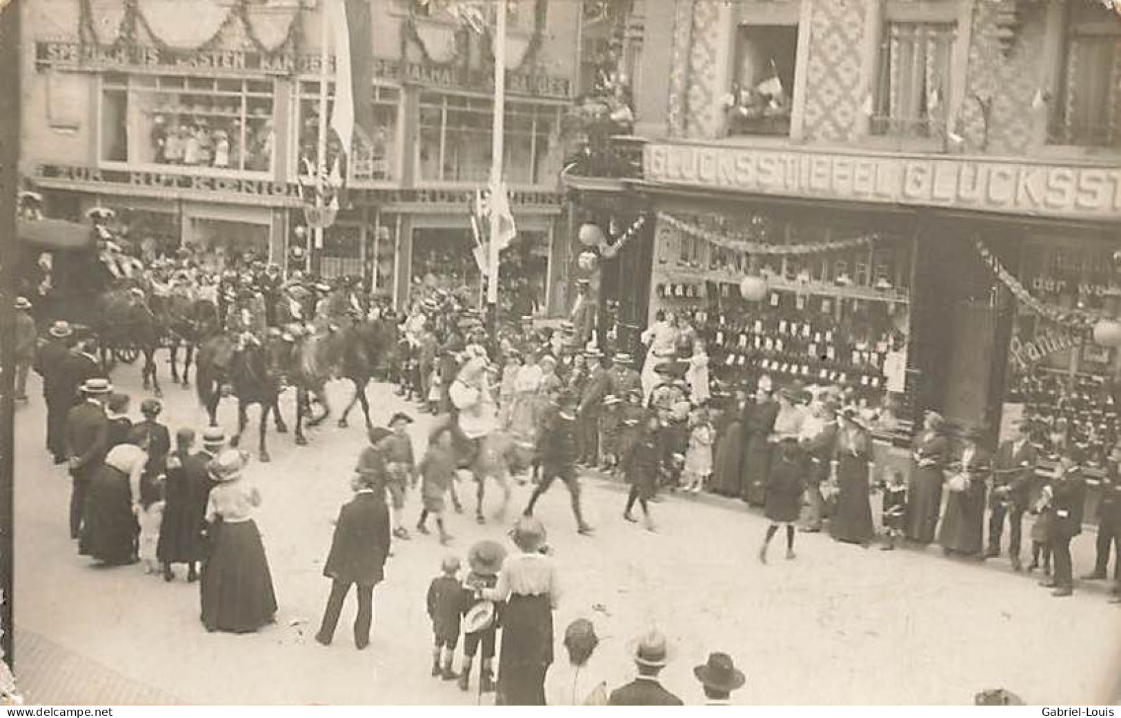 ALSACE MULHOUSE : CARTE PHOTO Glucksstiefel  Zur Hut Koenigin Défilé Militaire Soldats - Mulhouse