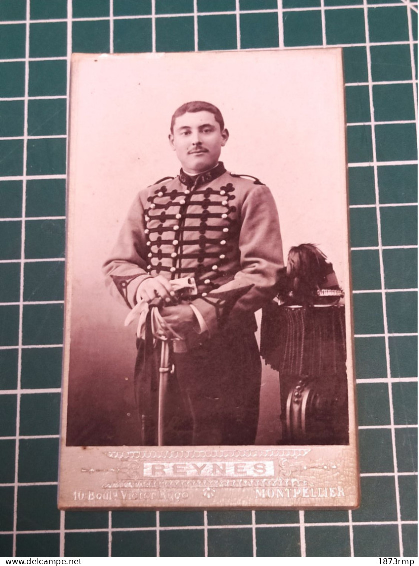 BRIGADIER 13 EME CHASSEURS A CHEVAL 3 EME REPUBLIQUE, SABRE ET SHAKO, PHOTO CDV DE REYNES MONTPELLIER - Dokumente