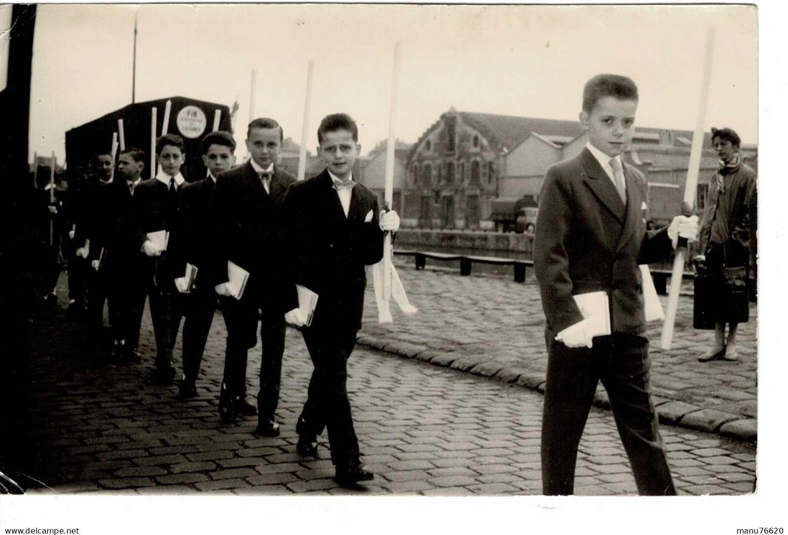 Ref 1 - Photo : Procession De Communion A Paris , Proche église Saint Jacques Et Saint Christophe - France . - Europa