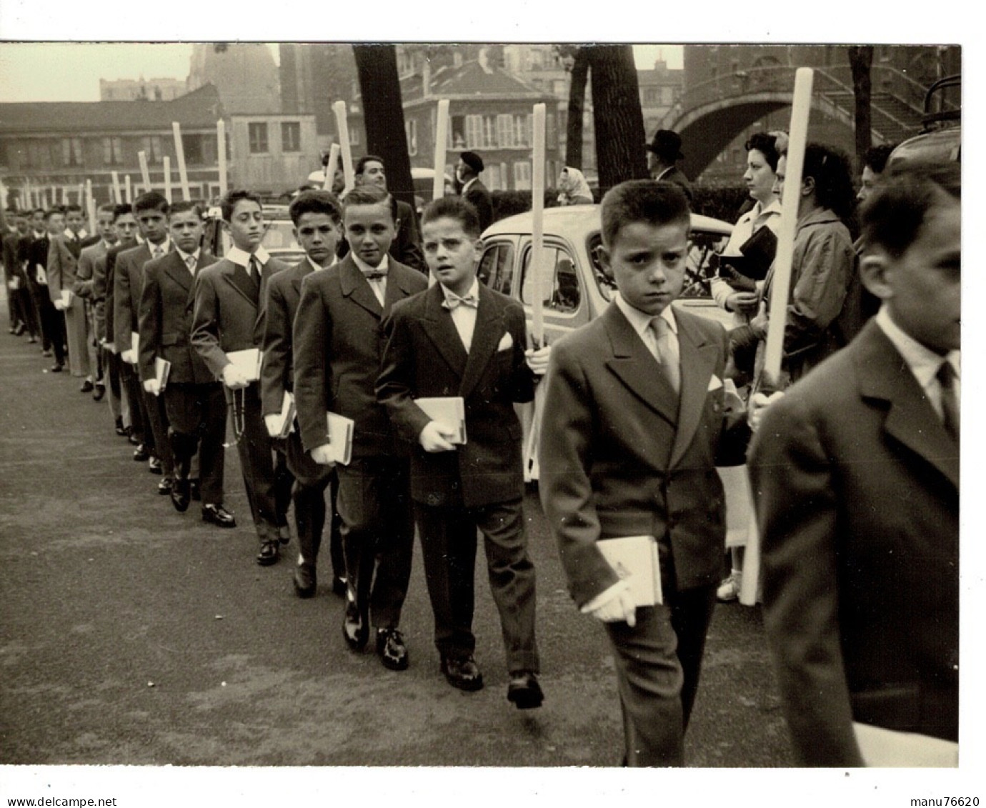 Ref 1 - Photo : Procession De Communion A Paris , Proche église Saint Jacques Et Saint Christophe - France . - Europe