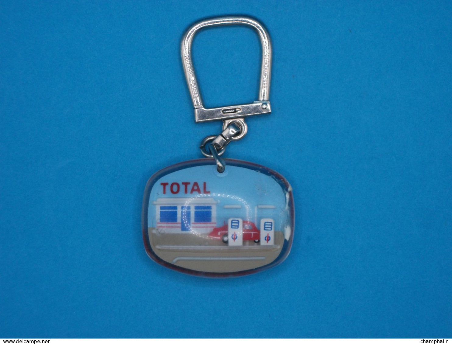 Porte-clé Plastique - Total - Produits Pétroliers - Station-Service Avec Voiture Mobile - Années 50-60 - Citroën DS - Porte-clefs