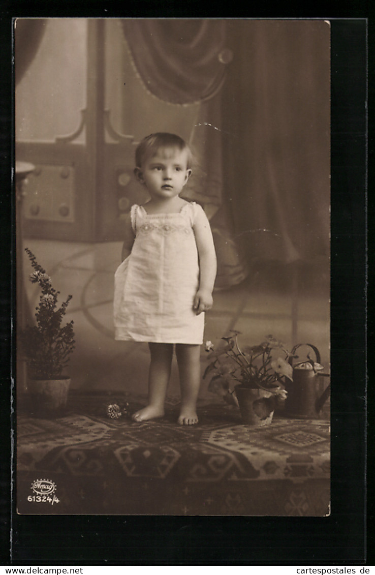 Foto-AK Amag Nr. 61324 /4: Süsses Kleinkind In Weissem Kleidchen  - Photographie