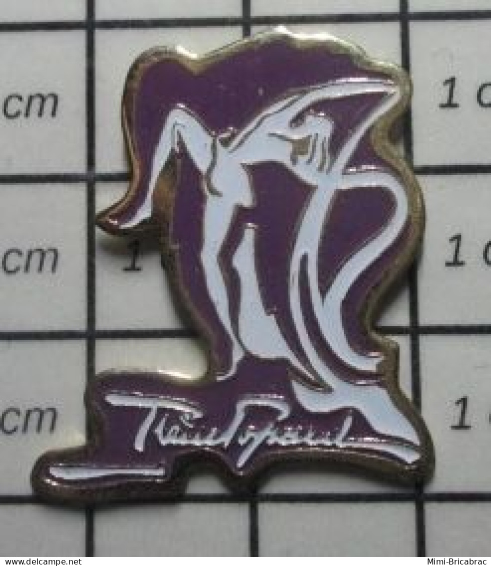 613C Pin's Pins / Beau Et Rare / MARQUES / FEMME DANSANT AVEC DES VOILES Trop Mal écrit - Trademarks