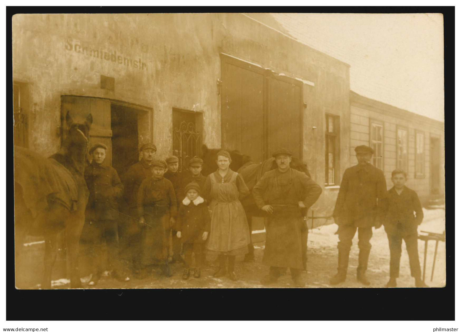 Foto-AK Die Schmiedestraße: Gruppenfoto Mit Pferden Beim Hufschmied, Ungebraucht - Sonstige & Ohne Zuordnung