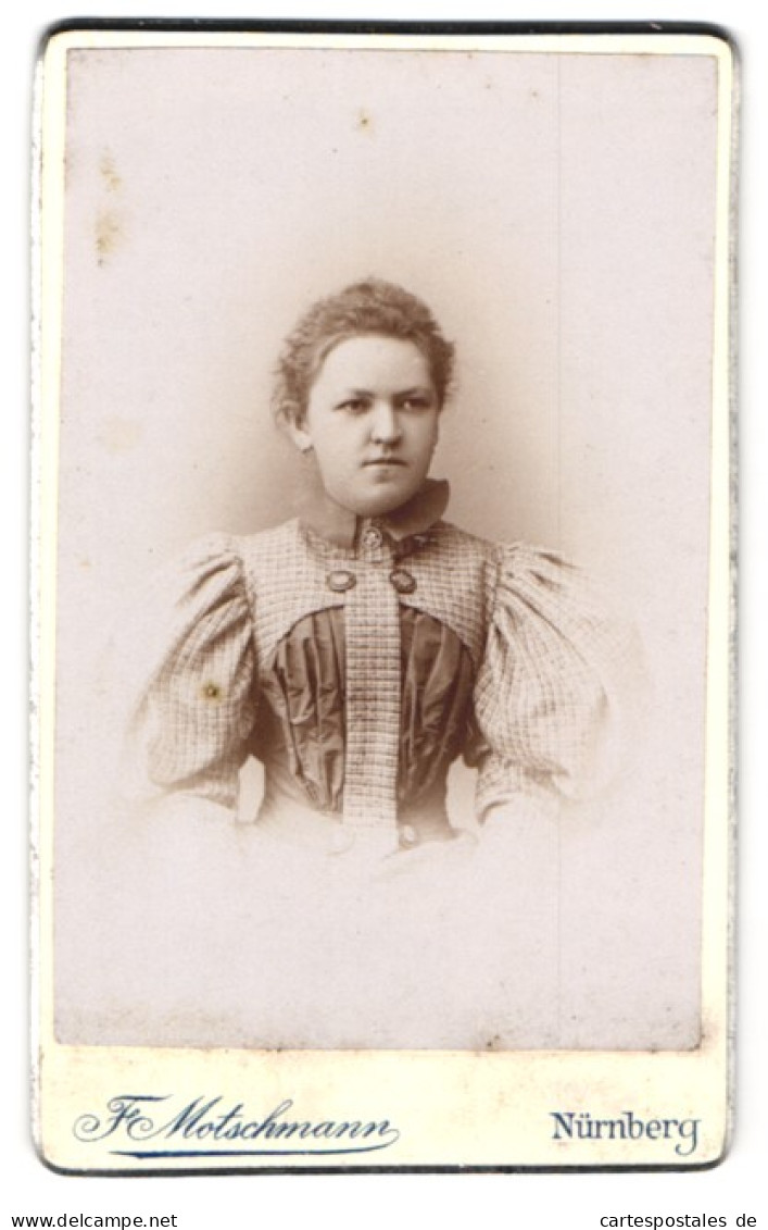 Fotografie F. Motschmann, Nürnberg, Maxfeld-Str. 48, Gutaussehende Dunkelhaarige Frau Mit Locken Und Ohrringen  - Anonieme Personen