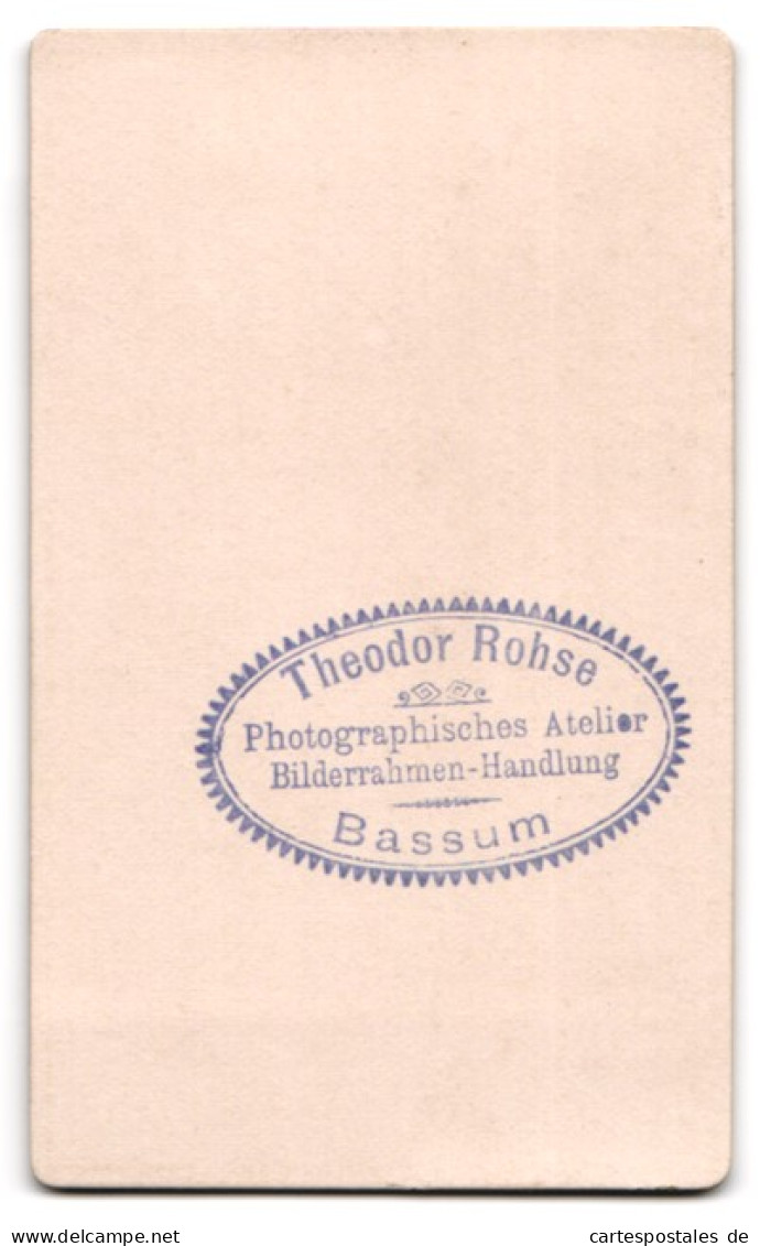 Fotografie Theodor Rohse, Bassum, Attraktive Dame Mit Hochsteckfrisur Und Brosche  - Anonieme Personen