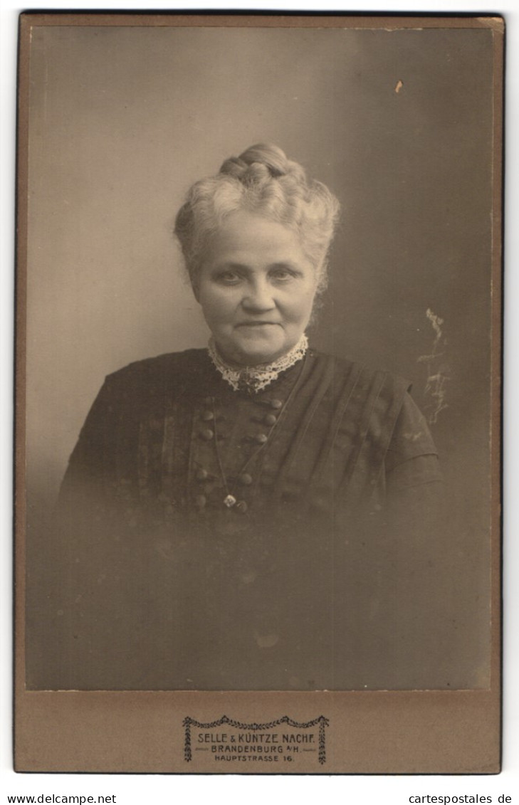 Fotografie Selle & Kuntze, Brandenburg A. H., Hauptstrasse 16, Ältere Dame Mit Haarknoten Und Kragenbrosche  - Anonyme Personen