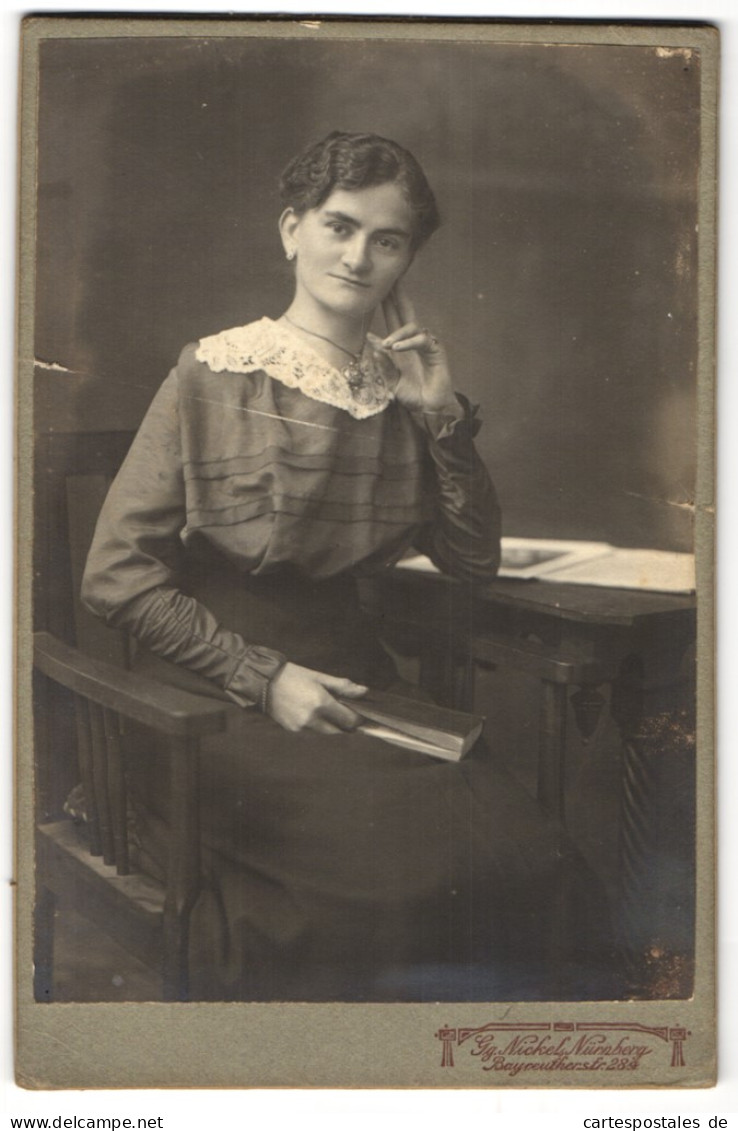 Fotografie Georg Nickel, Nürnberg, Bayreutherstr. 28 A, Junge Dame In Bluse Und Rock  - Anonieme Personen