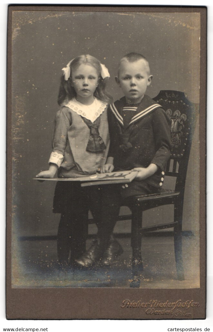 Fotografie Atelier Niedersachsen, Verden /Aller, Modisch Gekleidetes Kinderpaar Mit Bilderbuch  - Anonymous Persons