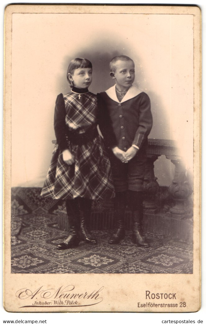 Fotografie A. Neuwerth, Rostock, Eselföterstr. 28, Kinderpaar In Modischer Kleidung  - Anonieme Personen