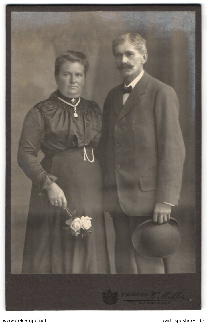 Fotografie Karl Müller, Memmingen, Bürgerliches Paar Mit Blumen  - Anonyme Personen