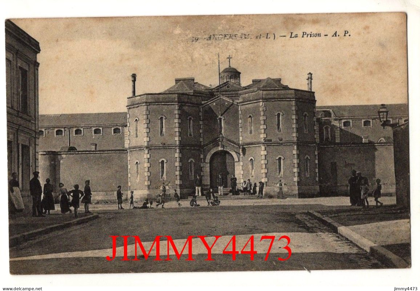 CPA - ANGERS En 1918 ( M.- Et - L. ) La Prison ( Entrée Et Rue Bien Animées ) N° 19 - A. P. - Angers