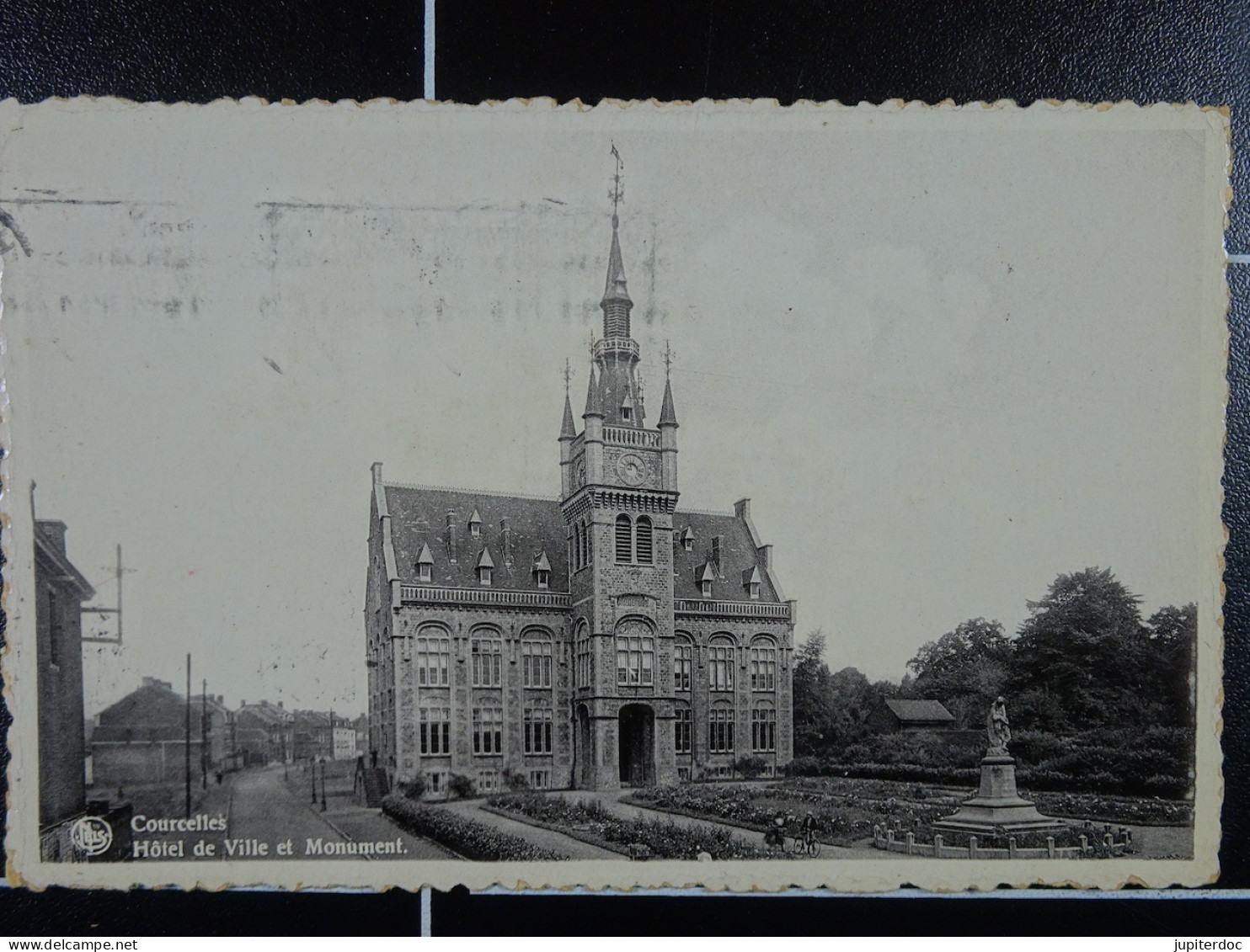 Courcelles Hôtel De Ville Et Monument - Courcelles