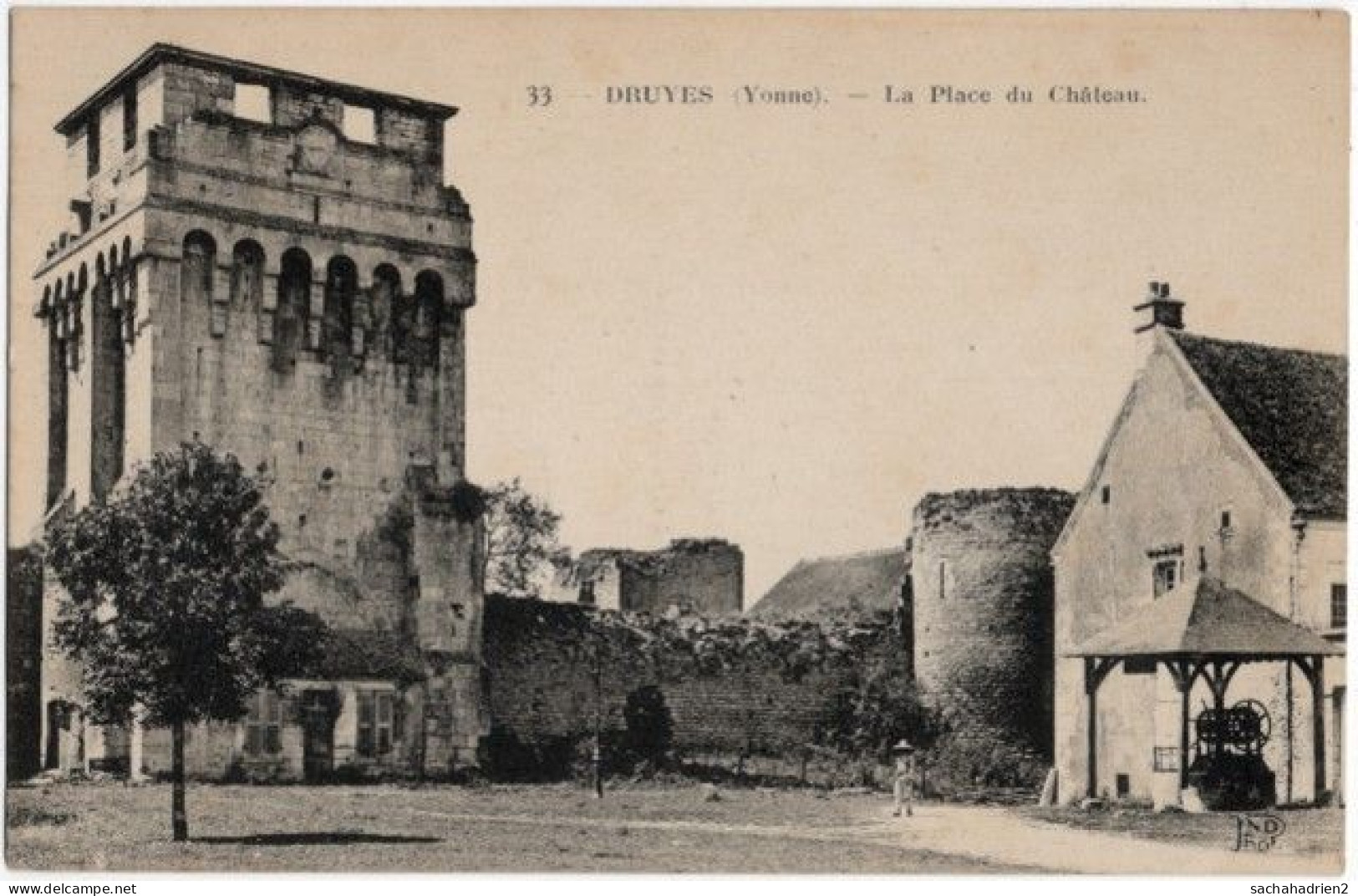 89. DRUYES. La Place Du Château. 33 - Autres & Non Classés