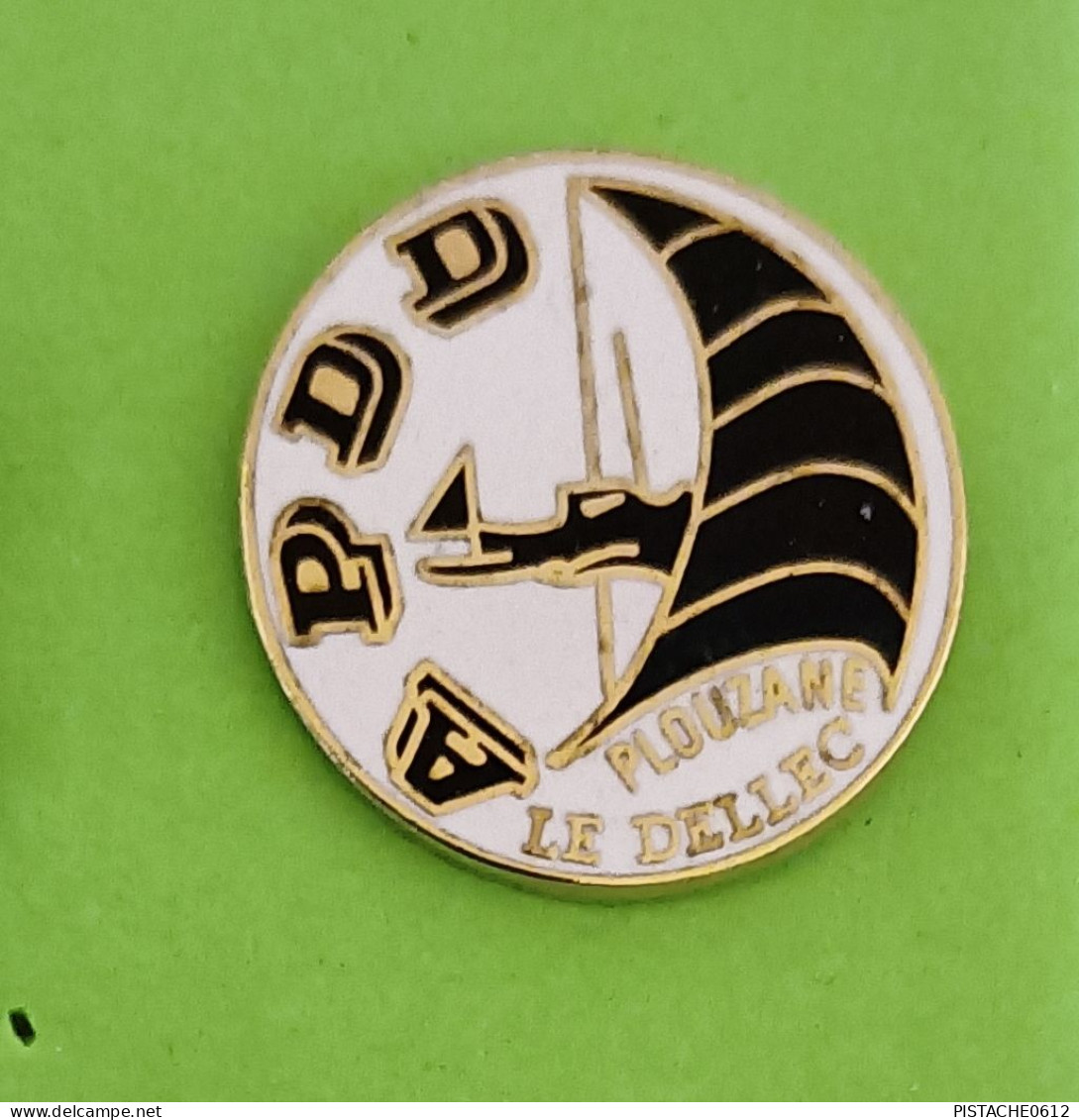 Pin's APDD Plouzane Le Dellec Association Des Plaisanciers Du Dellec Bretagne Bateau Voile - Associations